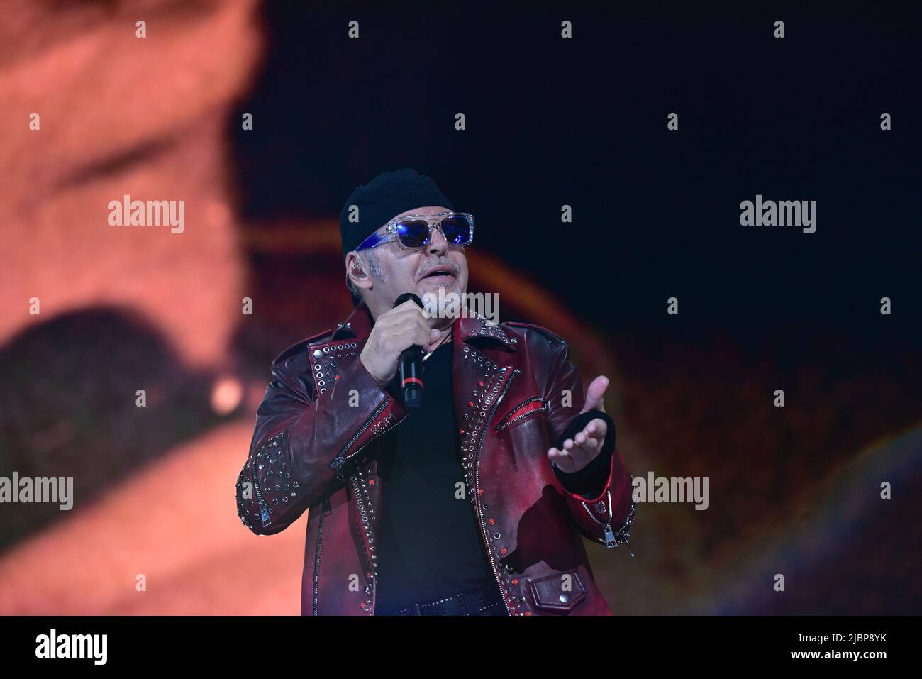 Neapel, Italien. 7.. Juni 2022. Der italienische Sänger Vasco Rossi tritt mit seiner Live-Tournee 2022 in Neapel im Diego Maradona Stadium auf. (Bild: © Paola Visone/Pacific Press via ZUMA Press Wire) Stockfoto