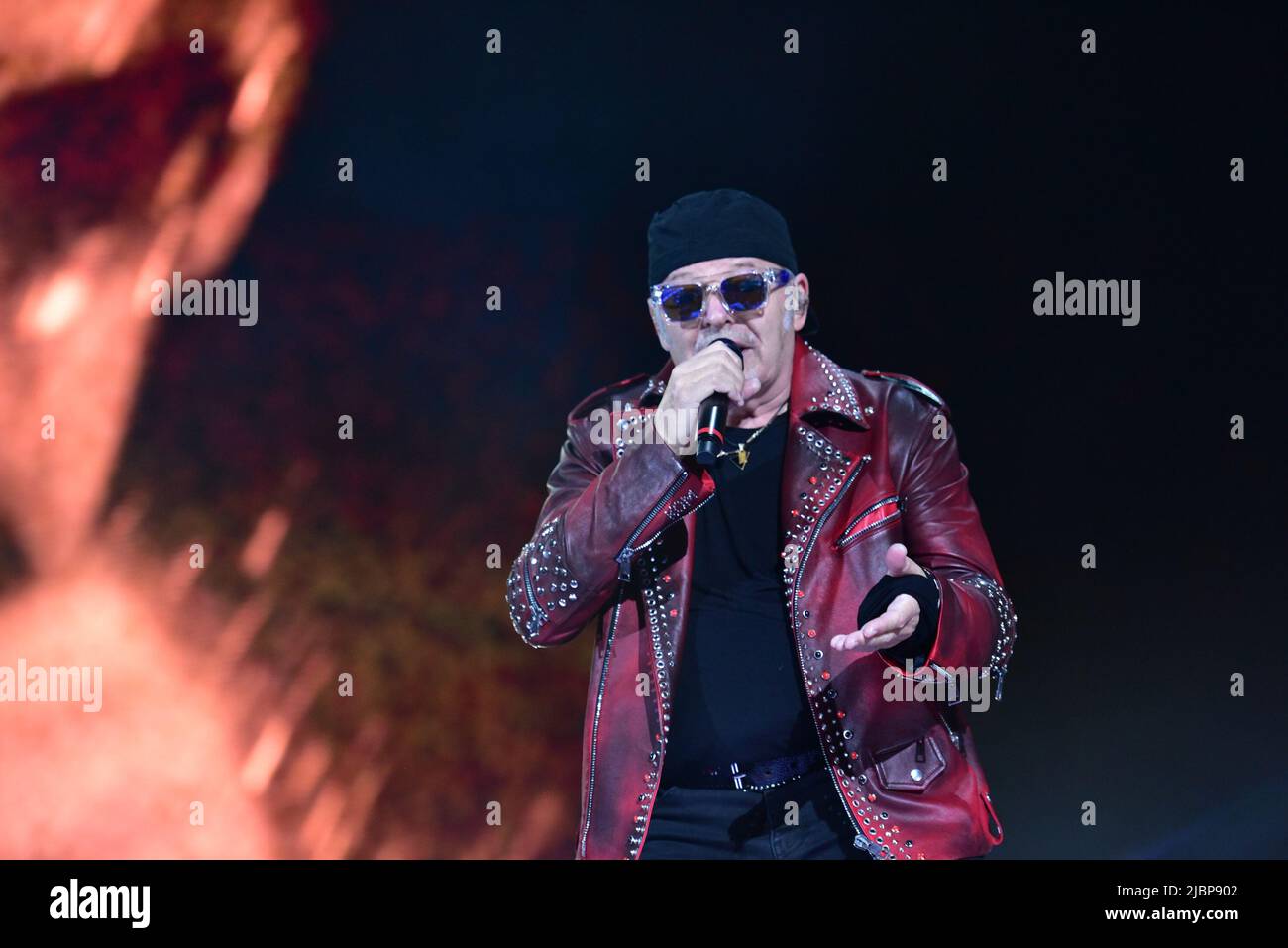 Neapel, Italien. 7.. Juni 2022. Der italienische Sänger Vasco Rossi tritt mit seiner Live-Tournee 2022 in Neapel im Diego Maradona Stadium auf. (Bild: © Paola Visone/Pacific Press via ZUMA Press Wire) Stockfoto