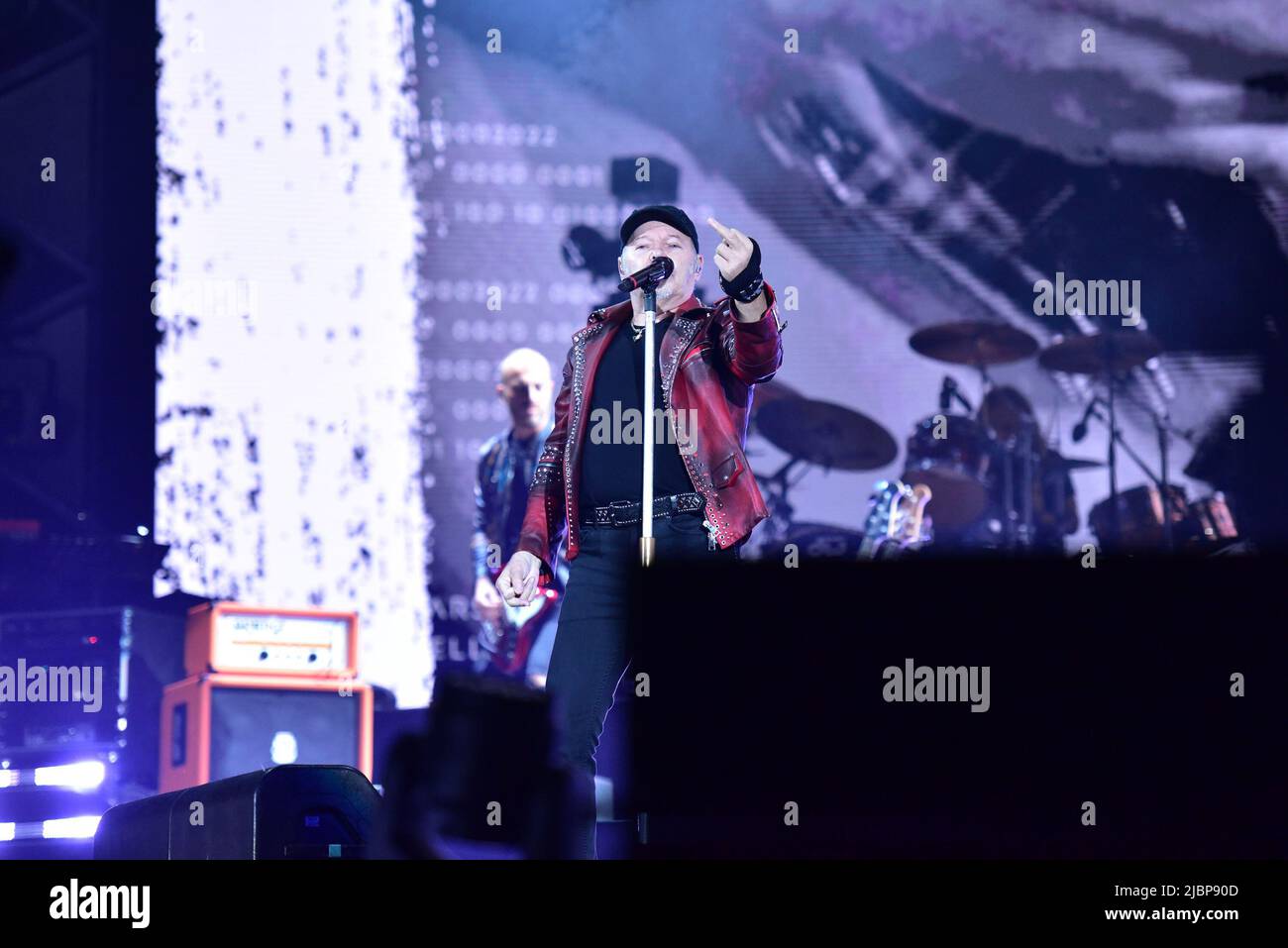 Neapel, Italien. 7.. Juni 2022. Der italienische Sänger Vasco Rossi tritt mit seiner Live-Tournee 2022 in Neapel im Diego Maradona Stadium auf. (Bild: © Paola Visone/Pacific Press via ZUMA Press Wire) Stockfoto