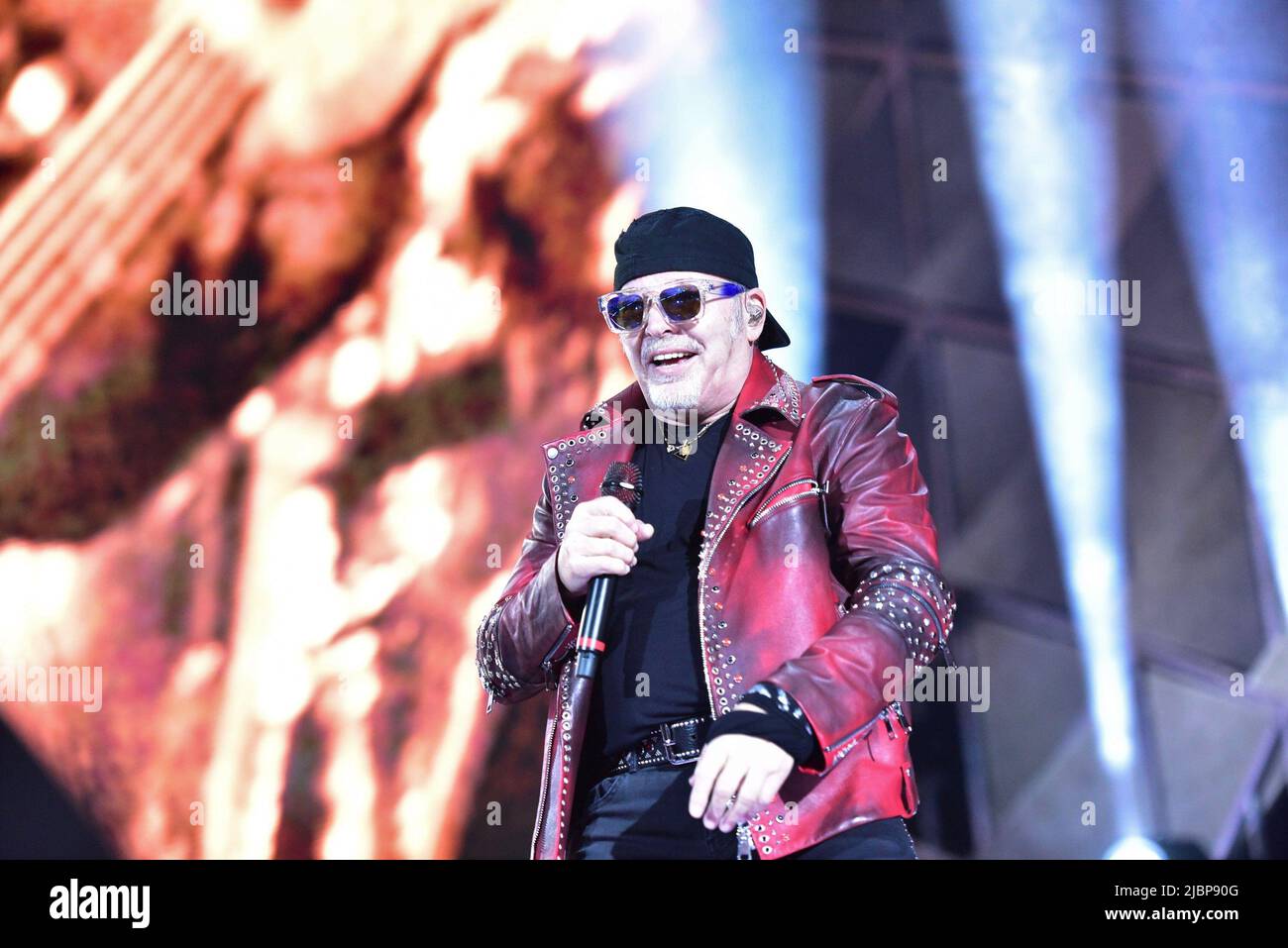 Neapel, Italien. 7.. Juni 2022. Der italienische Sänger Vasco Rossi tritt mit seiner Live-Tournee 2022 in Neapel im Diego Maradona Stadium auf. (Bild: © Paola Visone/Pacific Press via ZUMA Press Wire) Stockfoto