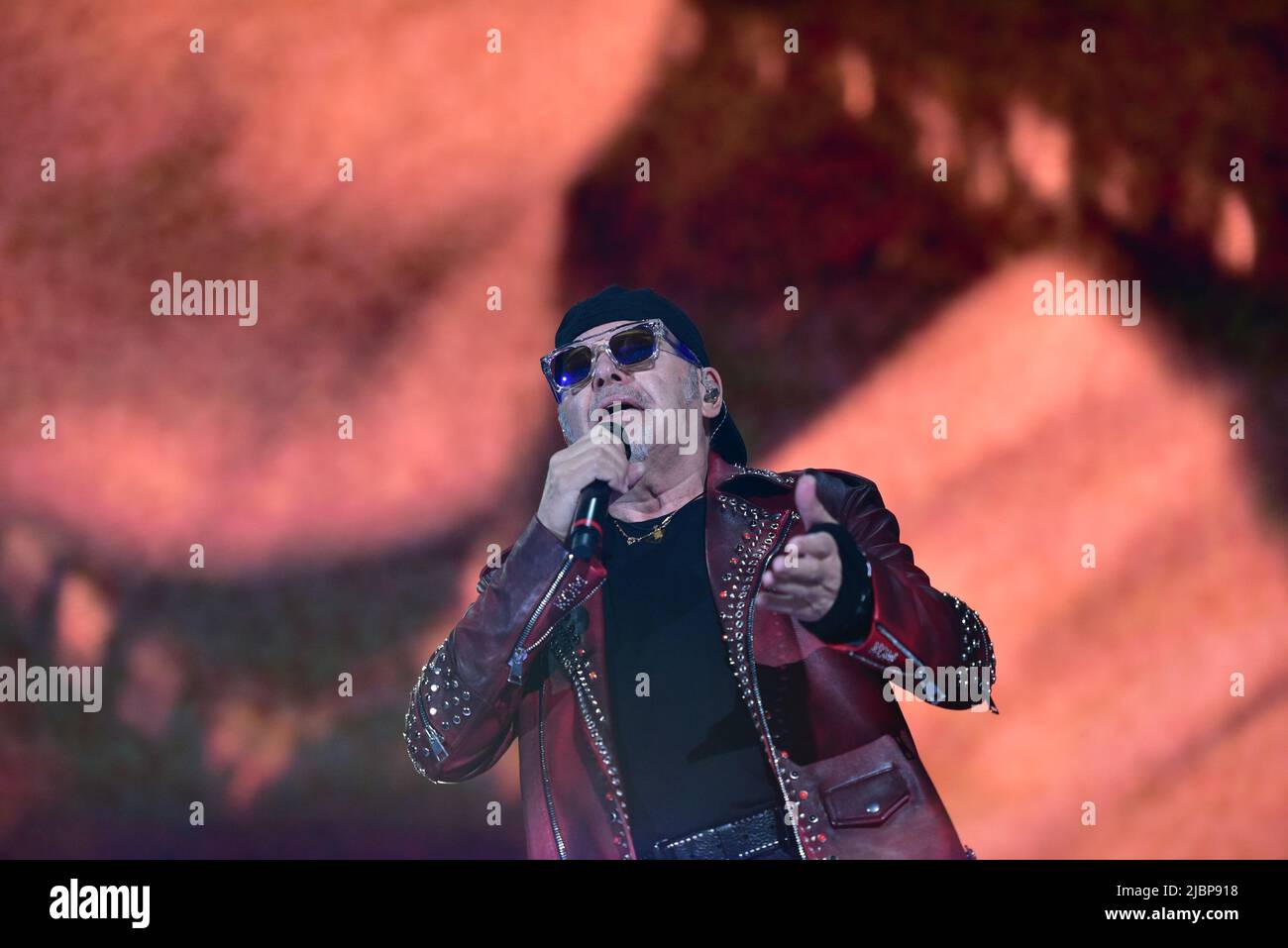 Neapel, Italien. 7.. Juni 2022. Der italienische Sänger Vasco Rossi tritt mit seiner Live-Tournee 2022 in Neapel im Diego Maradona Stadium auf. (Bild: © Paola Visone/Pacific Press via ZUMA Press Wire) Stockfoto