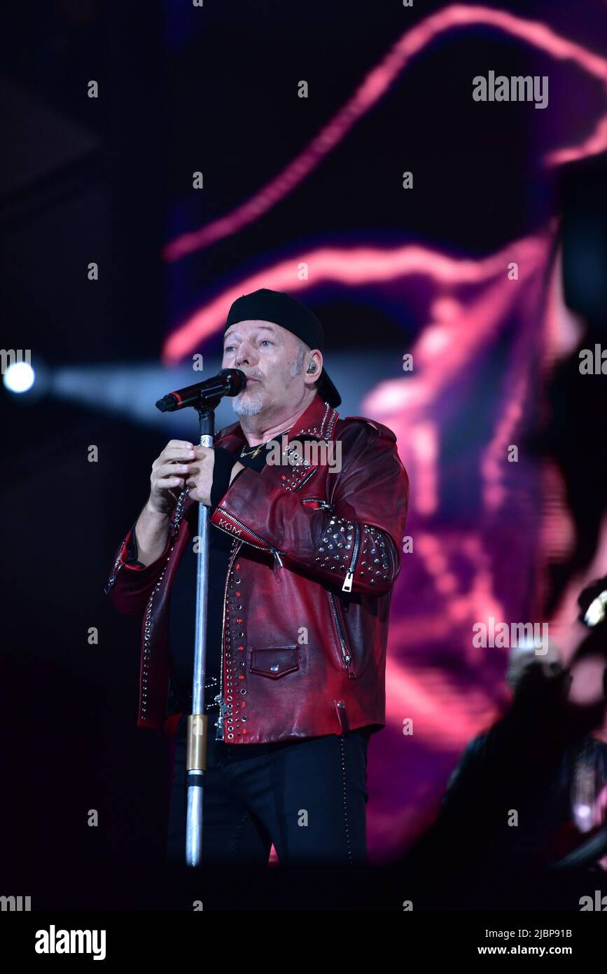Neapel, Italien. 7.. Juni 2022. Der italienische Sänger Vasco Rossi tritt mit seiner Live-Tournee 2022 in Neapel im Diego Maradona Stadium auf. (Bild: © Paola Visone/Pacific Press via ZUMA Press Wire) Stockfoto