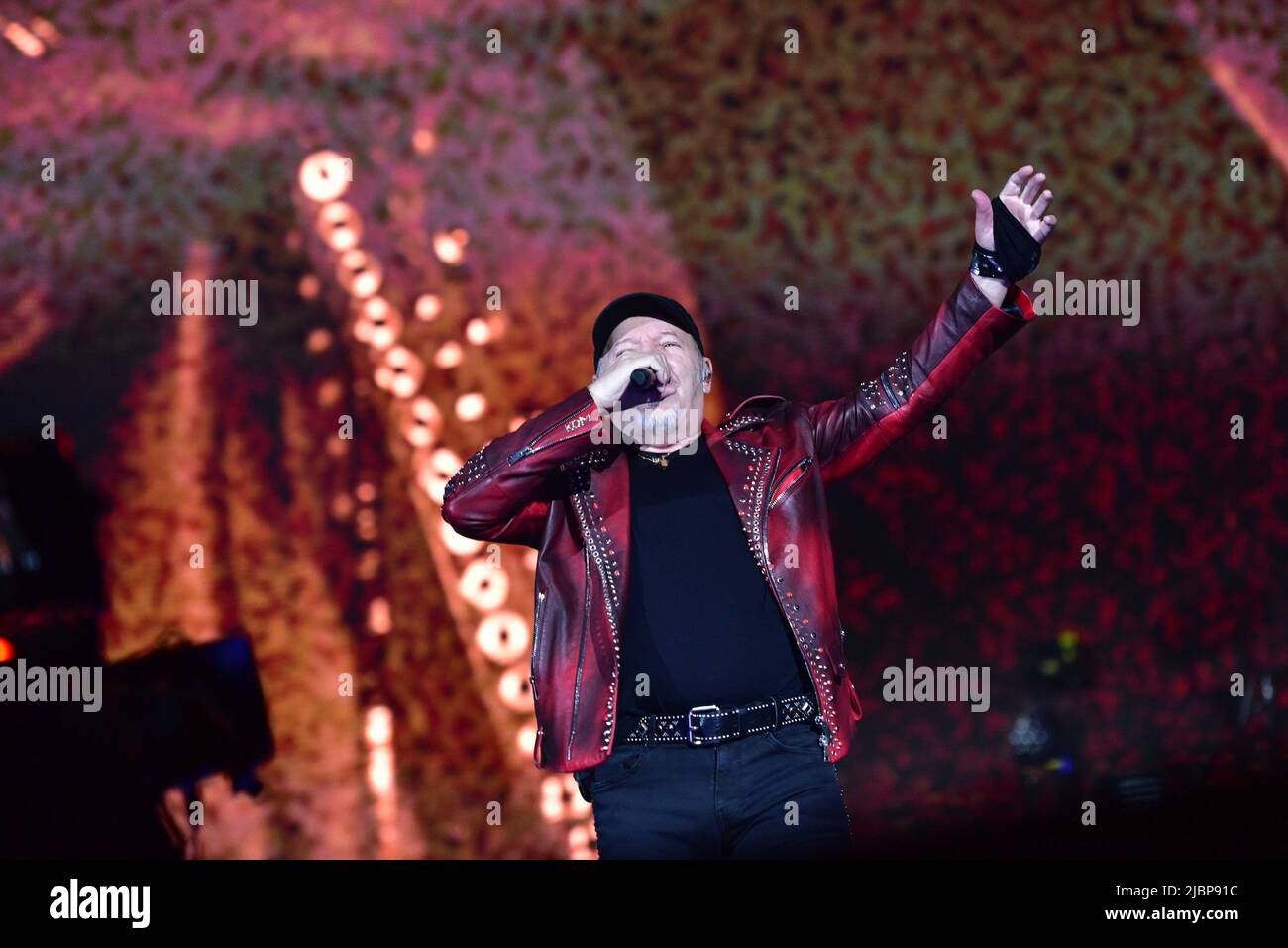 Neapel, Italien. 7.. Juni 2022. Der italienische Sänger Vasco Rossi tritt mit seiner Live-Tournee 2022 in Neapel im Diego Maradona Stadium auf. (Bild: © Paola Visone/Pacific Press via ZUMA Press Wire) Stockfoto