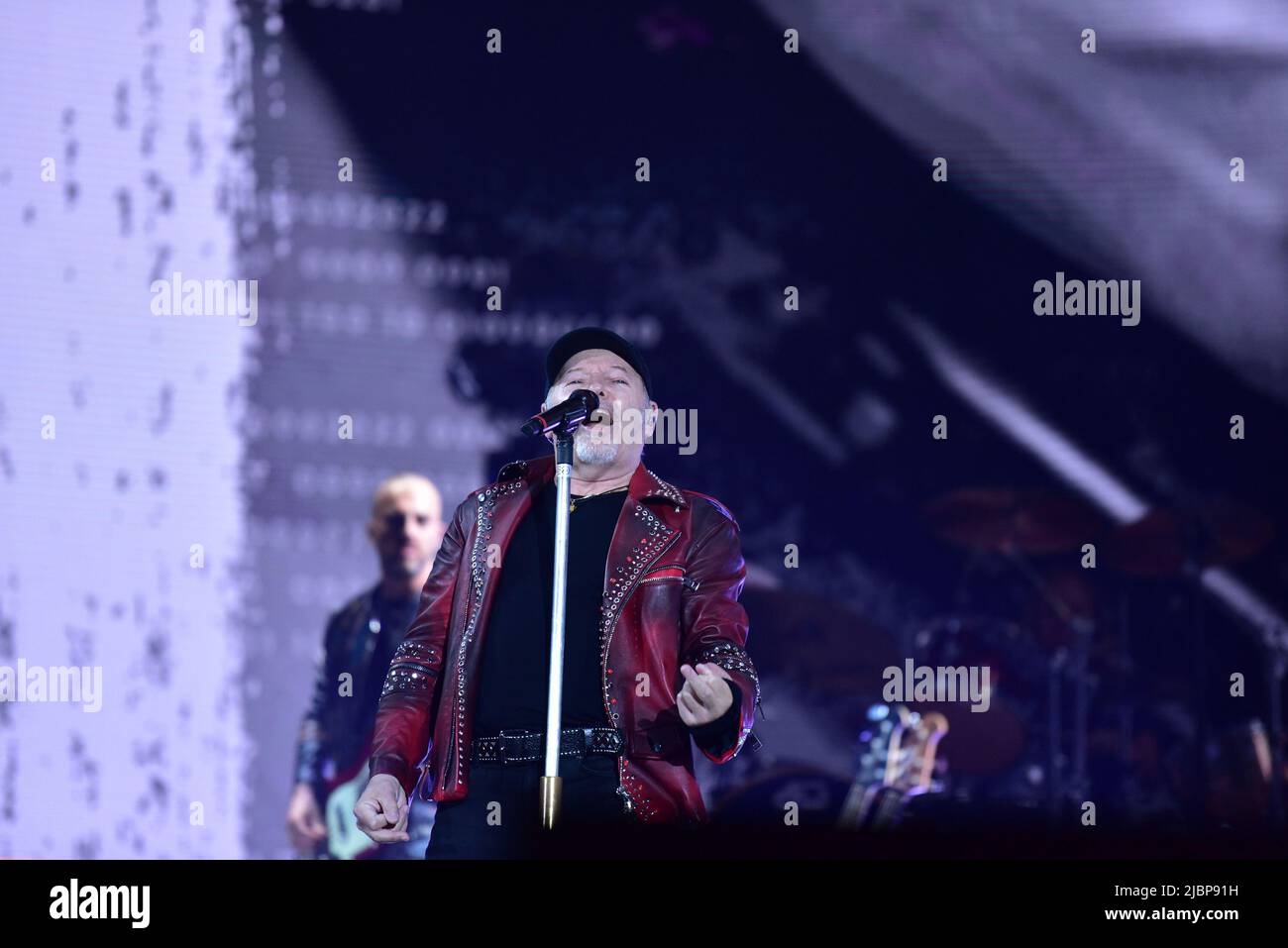 Neapel, Italien. 7.. Juni 2022. Der italienische Sänger Vasco Rossi tritt mit seiner Live-Tournee 2022 in Neapel im Diego Maradona Stadium auf. (Bild: © Paola Visone/Pacific Press via ZUMA Press Wire) Stockfoto