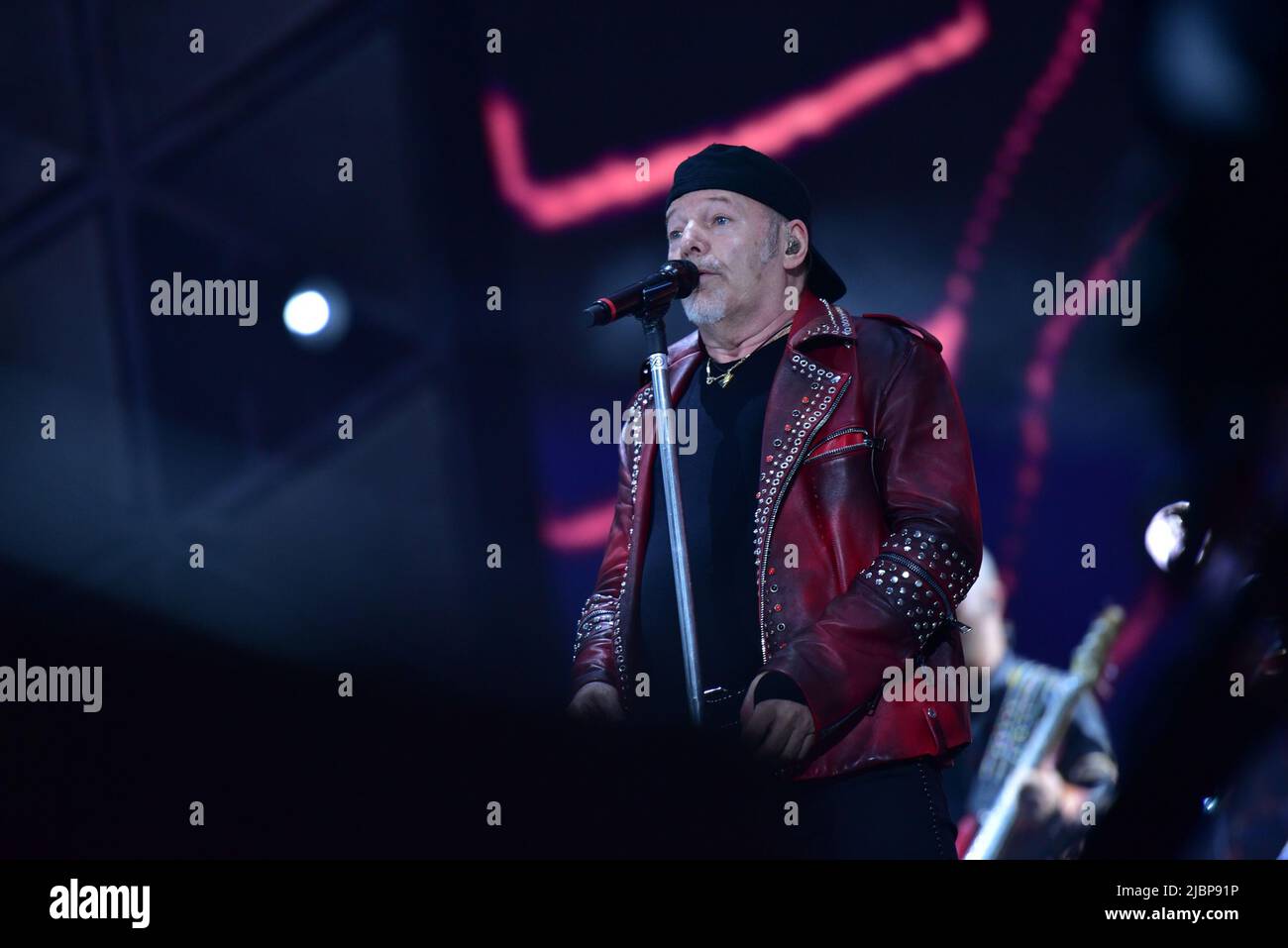 Neapel, Italien. 7.. Juni 2022. Der italienische Sänger Vasco Rossi tritt mit seiner Live-Tournee 2022 in Neapel im Diego Maradona Stadium auf. (Bild: © Paola Visone/Pacific Press via ZUMA Press Wire) Stockfoto