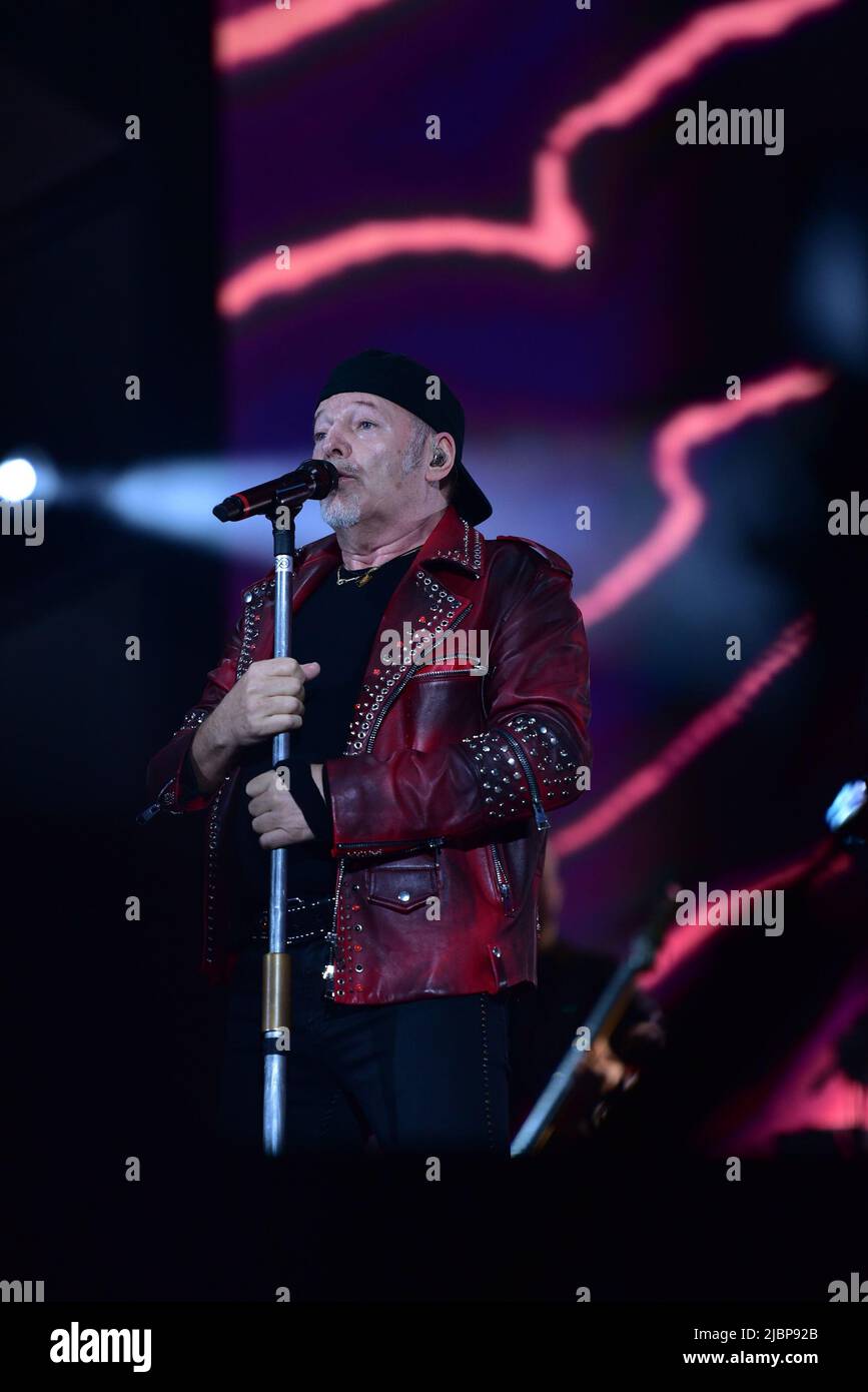Neapel, Italien. 7.. Juni 2022. Der italienische Sänger Vasco Rossi tritt mit seiner Live-Tournee 2022 in Neapel im Diego Maradona Stadium auf. (Bild: © Paola Visone/Pacific Press via ZUMA Press Wire) Stockfoto