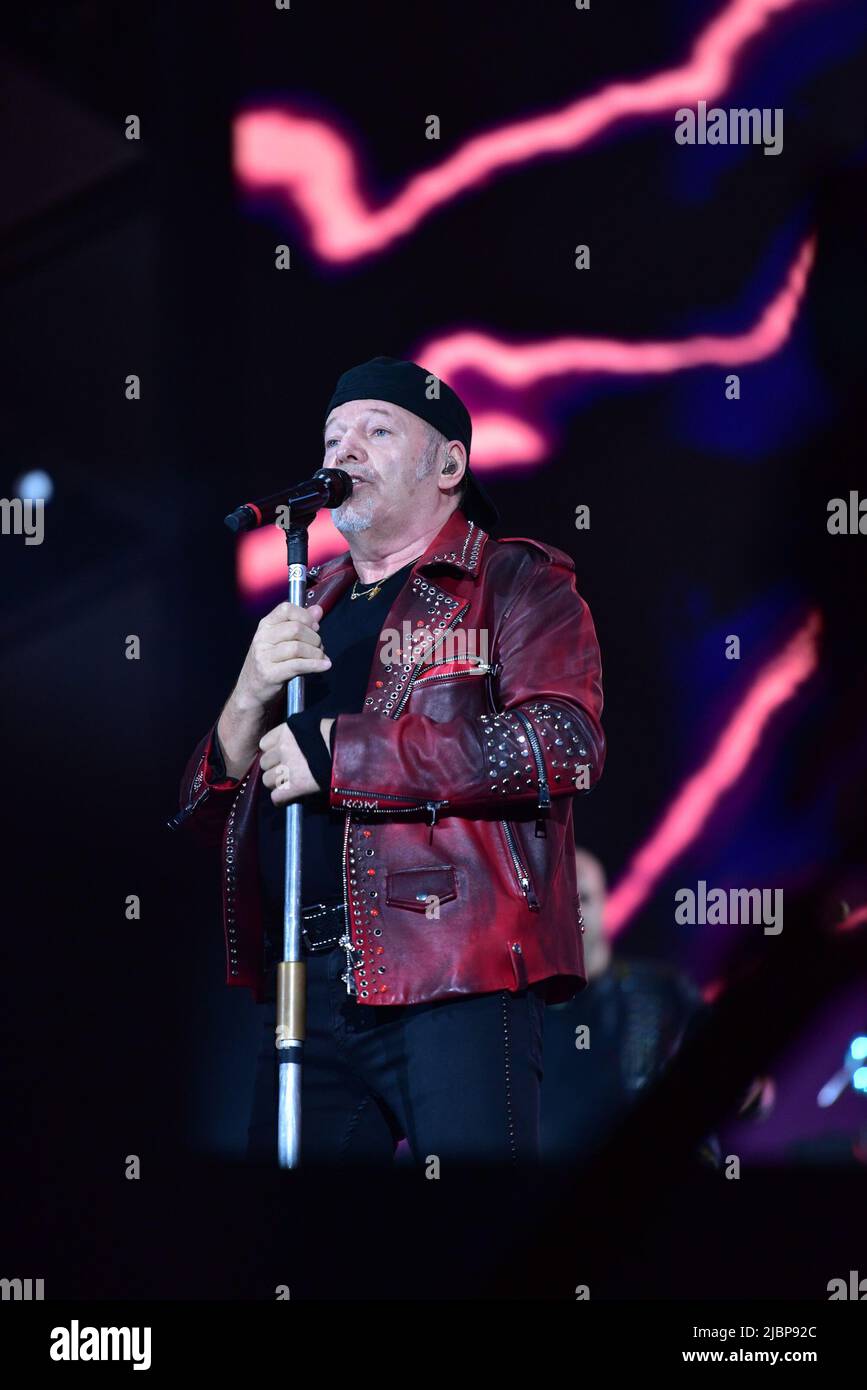 Neapel, Italien. 7.. Juni 2022. Der italienische Sänger Vasco Rossi tritt mit seiner Live-Tournee 2022 in Neapel im Diego Maradona Stadium auf. (Bild: © Paola Visone/Pacific Press via ZUMA Press Wire) Stockfoto