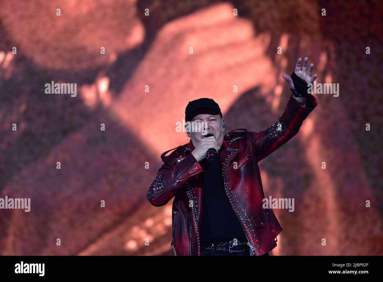 Neapel, Italien. 7.. Juni 2022. Der italienische Sänger Vasco Rossi tritt mit seiner Live-Tournee 2022 in Neapel im Diego Maradona Stadium auf. (Bild: © Paola Visone/Pacific Press via ZUMA Press Wire) Stockfoto