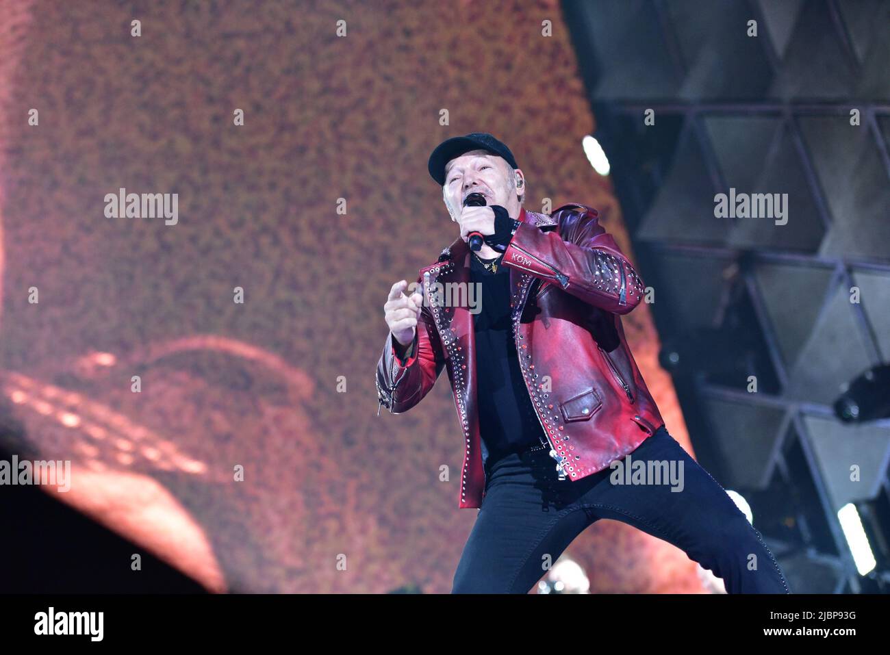 Neapel, Italien. 7.. Juni 2022. Der italienische Sänger Vasco Rossi tritt mit seiner Live-Tournee 2022 in Neapel im Diego Maradona Stadium auf. (Bild: © Paola Visone/Pacific Press via ZUMA Press Wire) Stockfoto