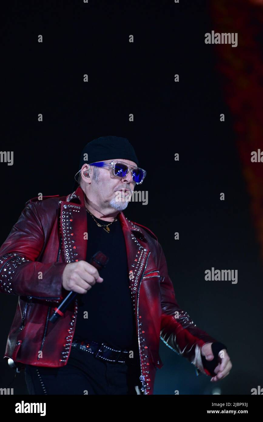 Neapel, Italien. 7.. Juni 2022. Der italienische Sänger Vasco Rossi tritt mit seiner Live-Tournee 2022 in Neapel im Diego Maradona Stadium auf. (Bild: © Paola Visone/Pacific Press via ZUMA Press Wire) Stockfoto