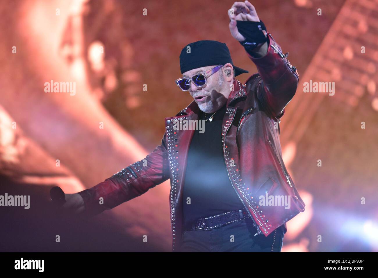 Neapel, Italien. 7.. Juni 2022. Der italienische Sänger Vasco Rossi tritt mit seiner Live-Tournee 2022 in Neapel im Diego Maradona Stadium auf. (Bild: © Paola Visone/Pacific Press via ZUMA Press Wire) Stockfoto