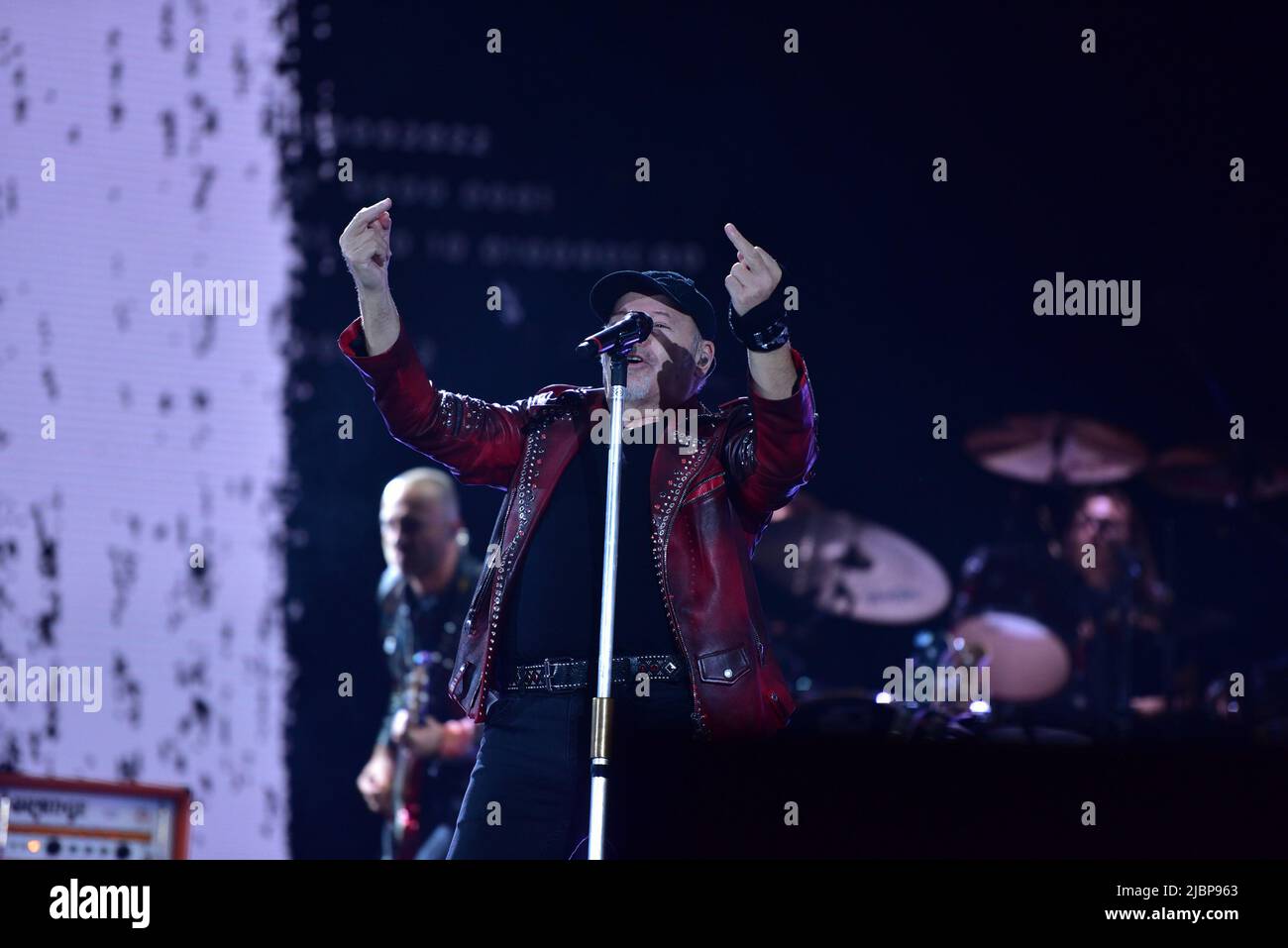 Neapel, Italien. 7.. Juni 2022. Der italienische Sänger Vasco Rossi tritt mit seiner Live-Tournee 2022 in Neapel im Diego Maradona Stadium auf. (Bild: © Paola Visone/Pacific Press via ZUMA Press Wire) Stockfoto