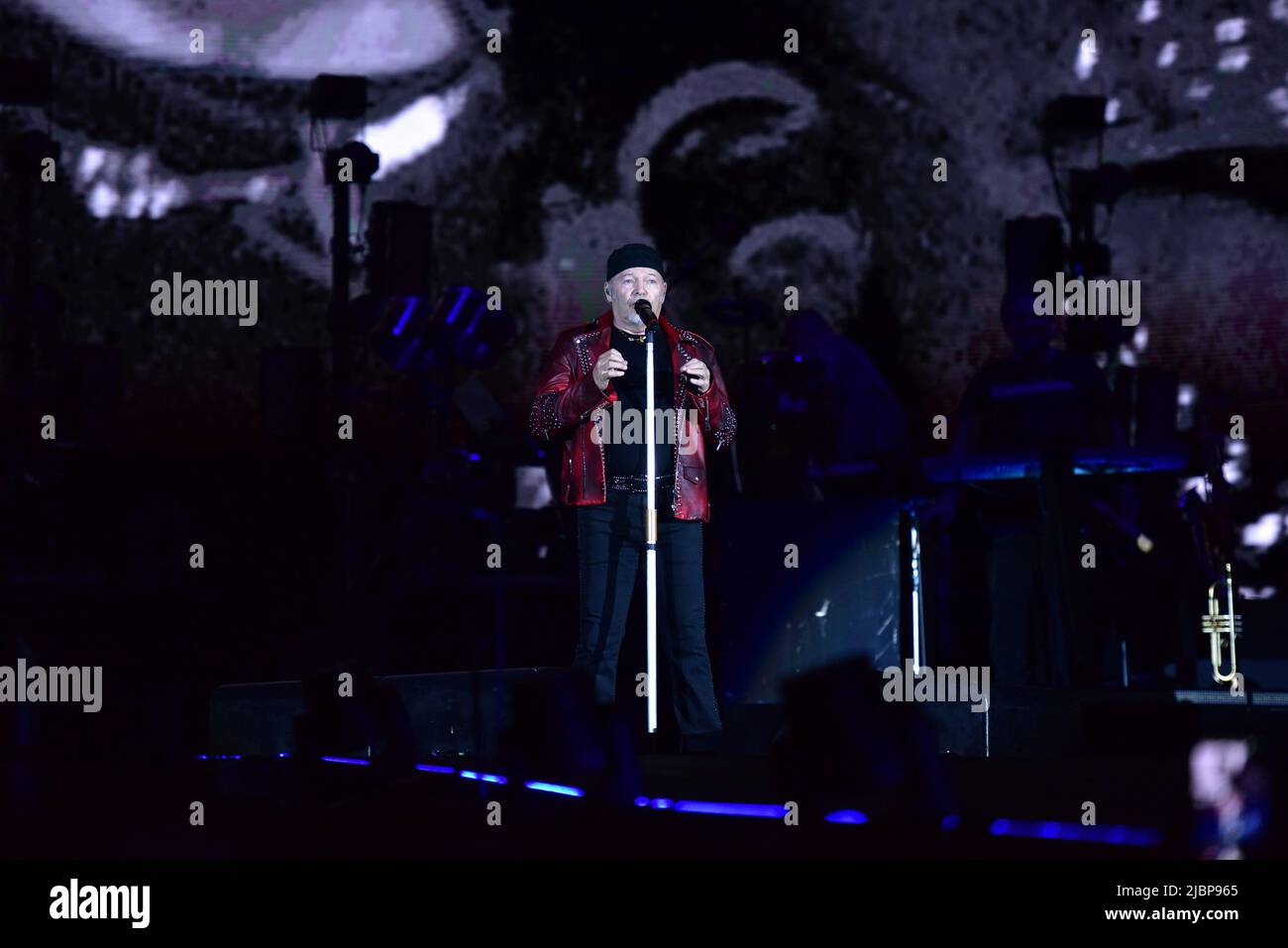 Neapel, Italien. 7.. Juni 2022. Der italienische Sänger Vasco Rossi tritt mit seiner Live-Tournee 2022 in Neapel im Diego Maradona Stadium auf. (Bild: © Paola Visone/Pacific Press via ZUMA Press Wire) Stockfoto