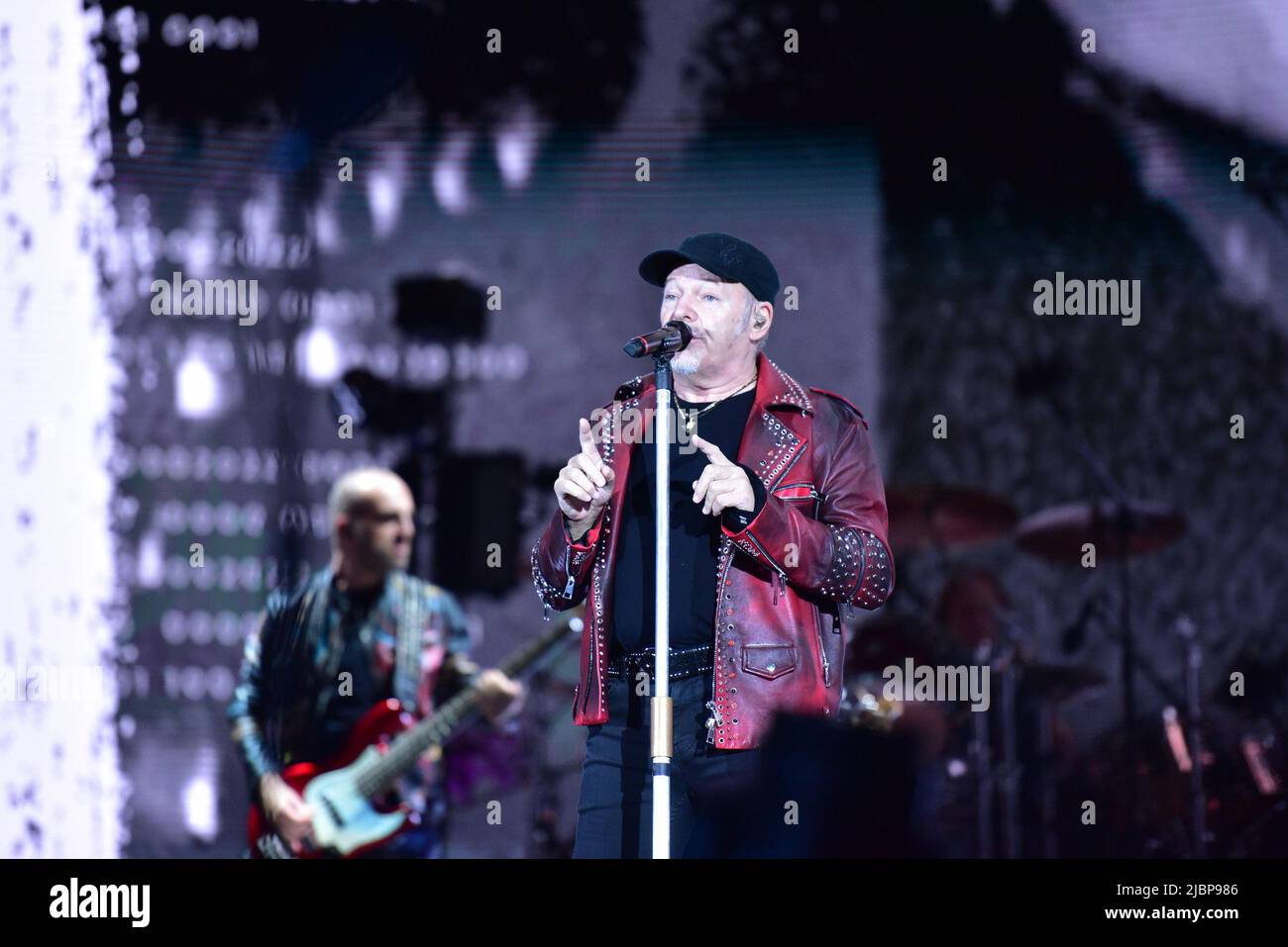 Neapel, Italien. 7.. Juni 2022. Der italienische Sänger Vasco Rossi tritt mit seiner Live-Tournee 2022 in Neapel im Diego Maradona Stadium auf. (Bild: © Paola Visone/Pacific Press via ZUMA Press Wire) Stockfoto