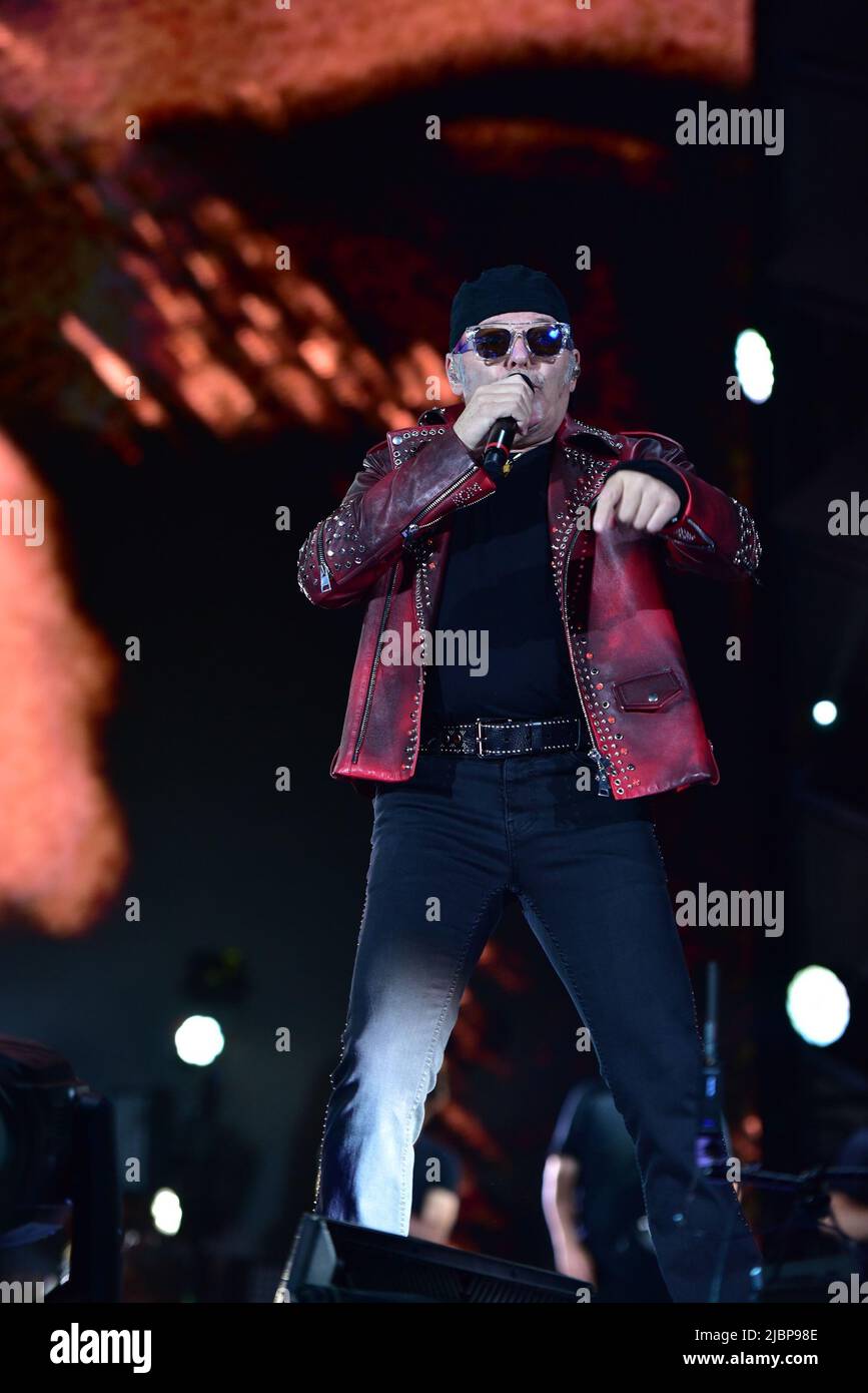 Neapel, Italien. 7.. Juni 2022. Der italienische Sänger Vasco Rossi tritt mit seiner Live-Tournee 2022 in Neapel im Diego Maradona Stadium auf. (Bild: © Paola Visone/Pacific Press via ZUMA Press Wire) Stockfoto
