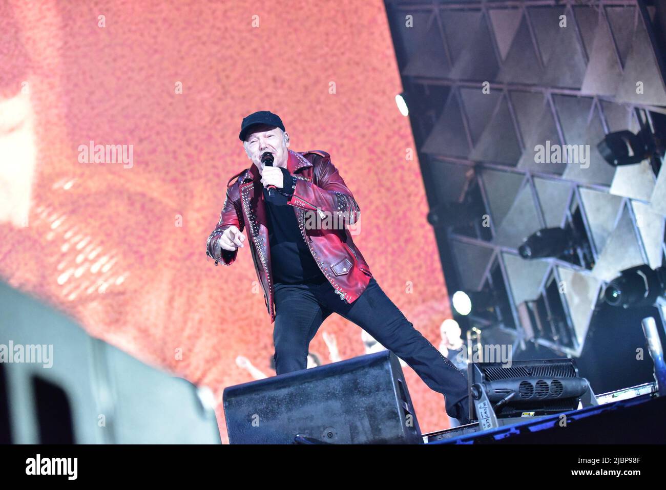 Neapel, Italien. 7.. Juni 2022. Der italienische Sänger Vasco Rossi tritt mit seiner Live-Tournee 2022 in Neapel im Diego Maradona Stadium auf. (Bild: © Paola Visone/Pacific Press via ZUMA Press Wire) Stockfoto