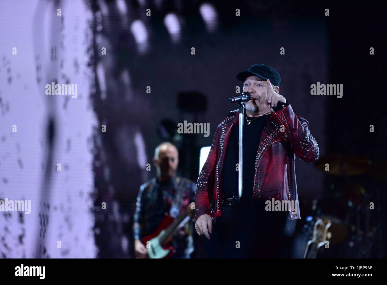 Neapel, Italien. 7.. Juni 2022. Der italienische Sänger Vasco Rossi tritt mit seiner Live-Tournee 2022 in Neapel im Diego Maradona Stadium auf. (Bild: © Paola Visone/Pacific Press via ZUMA Press Wire) Stockfoto