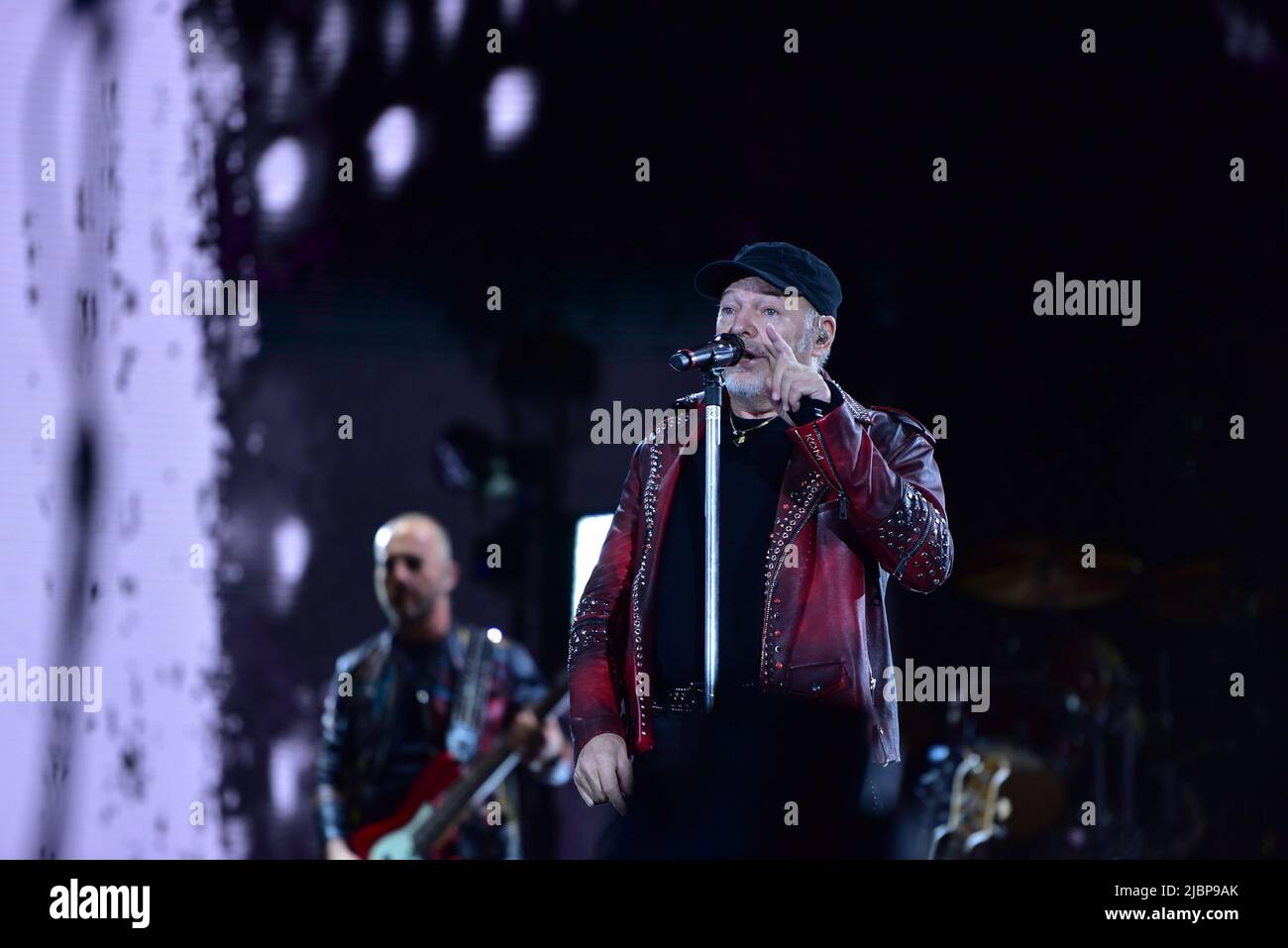 Neapel, Italien. 7.. Juni 2022. Der italienische Sänger Vasco Rossi tritt mit seiner Live-Tournee 2022 in Neapel im Diego Maradona Stadium auf. (Bild: © Paola Visone/Pacific Press via ZUMA Press Wire) Stockfoto