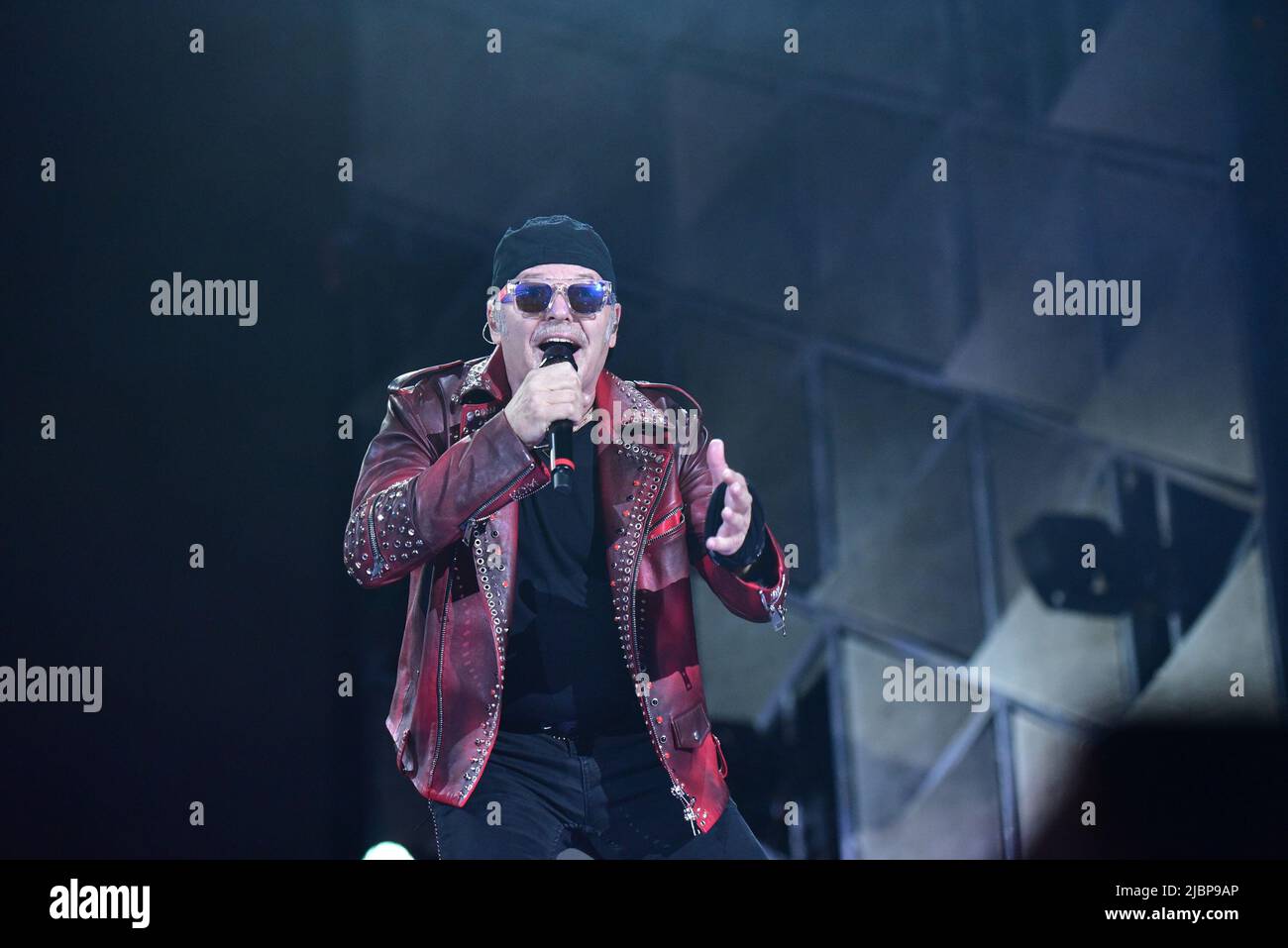 Neapel, Italien. 7.. Juni 2022. Der italienische Sänger Vasco Rossi tritt mit seiner Live-Tournee 2022 in Neapel im Diego Maradona Stadium auf. (Bild: © Paola Visone/Pacific Press via ZUMA Press Wire) Stockfoto