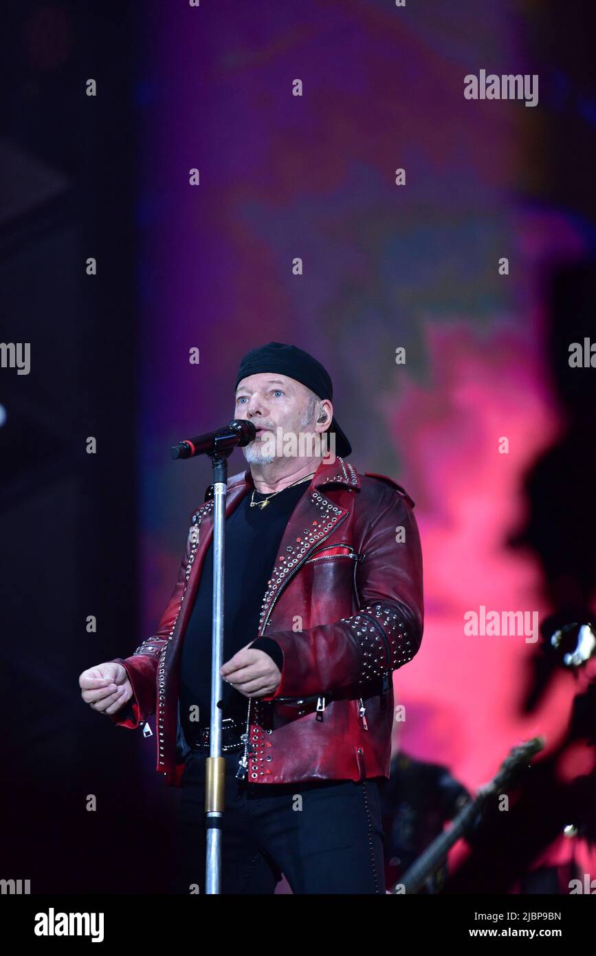 Neapel, Italien. 7.. Juni 2022. Der italienische Sänger Vasco Rossi tritt mit seiner Live-Tournee 2022 in Neapel im Diego Maradona Stadium auf. (Bild: © Paola Visone/Pacific Press via ZUMA Press Wire) Stockfoto