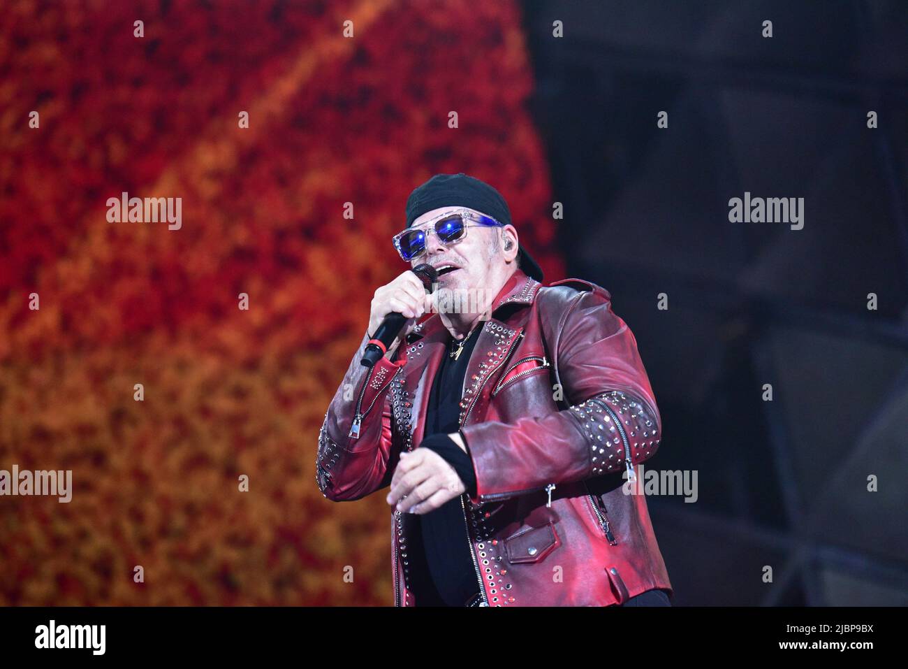 Neapel, Italien. 7.. Juni 2022. Der italienische Sänger Vasco Rossi tritt mit seiner Live-Tournee 2022 in Neapel im Diego Maradona Stadium auf. (Bild: © Paola Visone/Pacific Press via ZUMA Press Wire) Stockfoto