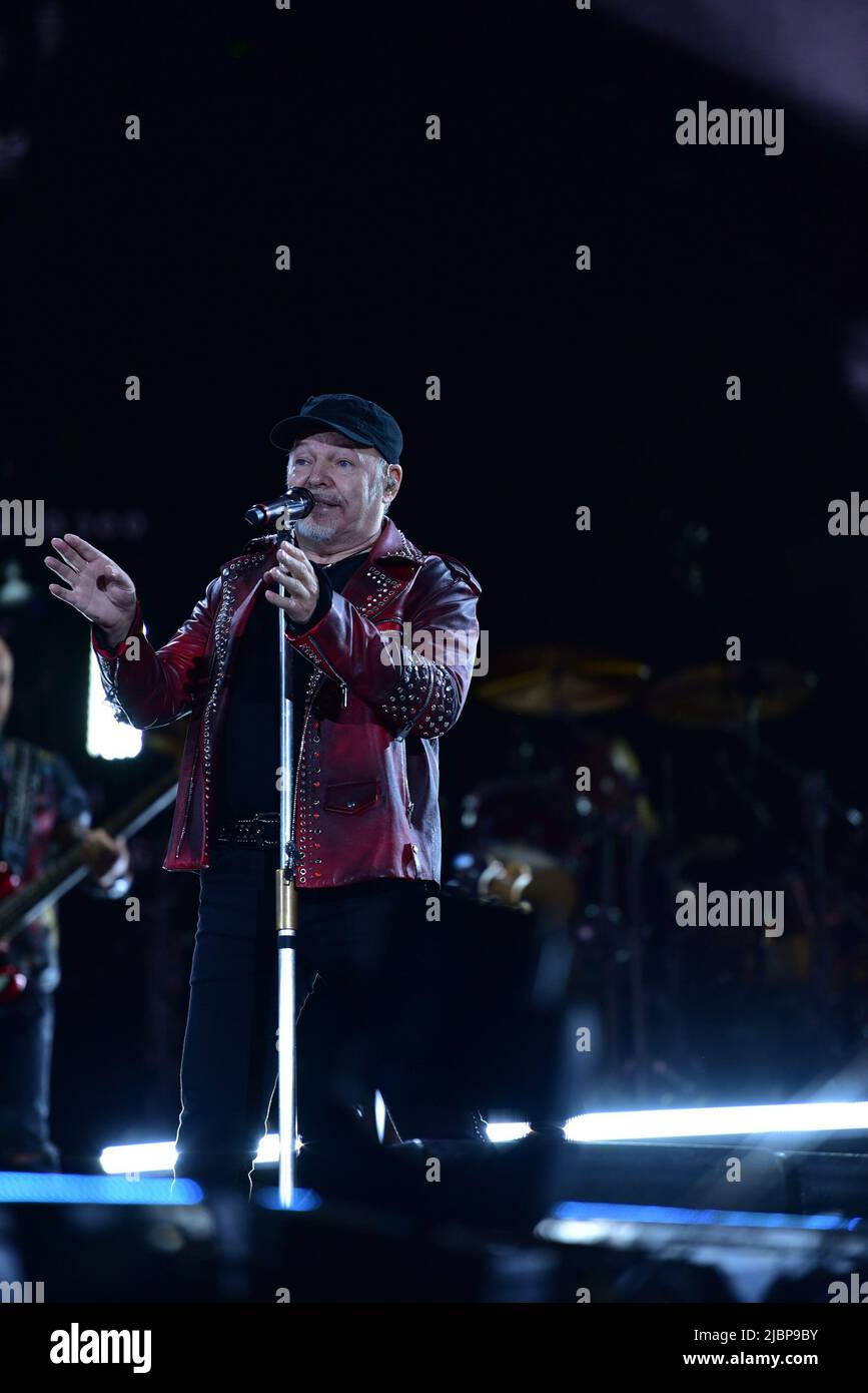 Neapel, Italien. 7.. Juni 2022. Der italienische Sänger Vasco Rossi tritt mit seiner Live-Tournee 2022 in Neapel im Diego Maradona Stadium auf. (Bild: © Paola Visone/Pacific Press via ZUMA Press Wire) Stockfoto