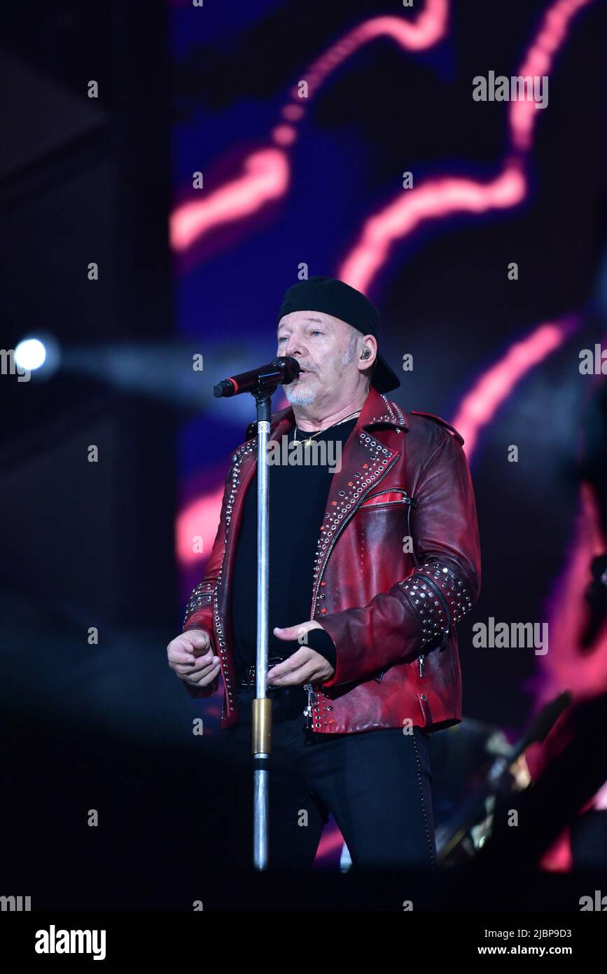 Neapel, Italien. 7.. Juni 2022. Der italienische Sänger Vasco Rossi tritt mit seiner Live-Tournee 2022 in Neapel im Diego Maradona Stadium auf. (Bild: © Paola Visone/Pacific Press via ZUMA Press Wire) Stockfoto