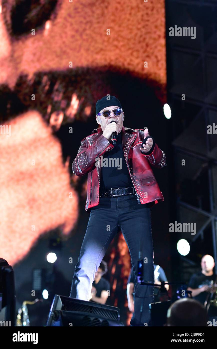 Neapel, Italien. 7.. Juni 2022. Der italienische Sänger Vasco Rossi tritt mit seiner Live-Tournee 2022 in Neapel im Diego Maradona Stadium auf. (Bild: © Paola Visone/Pacific Press via ZUMA Press Wire) Stockfoto