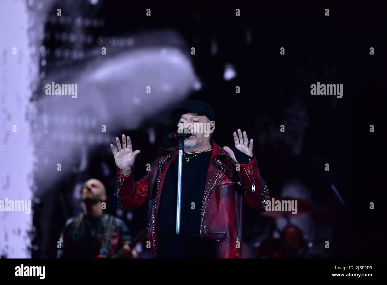 Neapel, Italien. 7.. Juni 2022. Der italienische Sänger Vasco Rossi tritt mit seiner Live-Tournee 2022 in Neapel im Diego Maradona Stadium auf. (Bild: © Paola Visone/Pacific Press via ZUMA Press Wire) Stockfoto