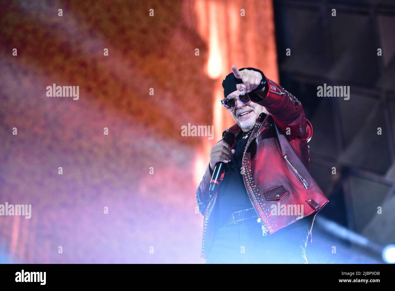 Neapel, Italien. 7.. Juni 2022. Der italienische Sänger Vasco Rossi tritt mit seiner Live-Tournee 2022 in Neapel im Diego Maradona Stadium auf. (Bild: © Paola Visone/Pacific Press via ZUMA Press Wire) Stockfoto