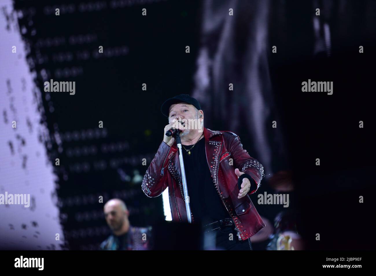 Neapel, Italien. 7.. Juni 2022. Der italienische Sänger Vasco Rossi tritt mit seiner Live-Tournee 2022 in Neapel im Diego Maradona Stadium auf. (Bild: © Paola Visone/Pacific Press via ZUMA Press Wire) Stockfoto