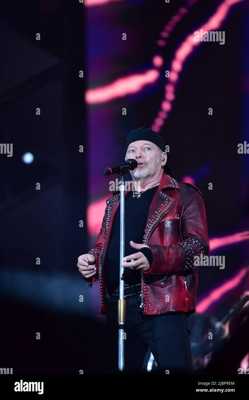 Neapel, Italien. 7.. Juni 2022. Der italienische Sänger Vasco Rossi tritt mit seiner Live-Tournee 2022 in Neapel im Diego Maradona Stadium auf. (Bild: © Paola Visone/Pacific Press via ZUMA Press Wire) Stockfoto