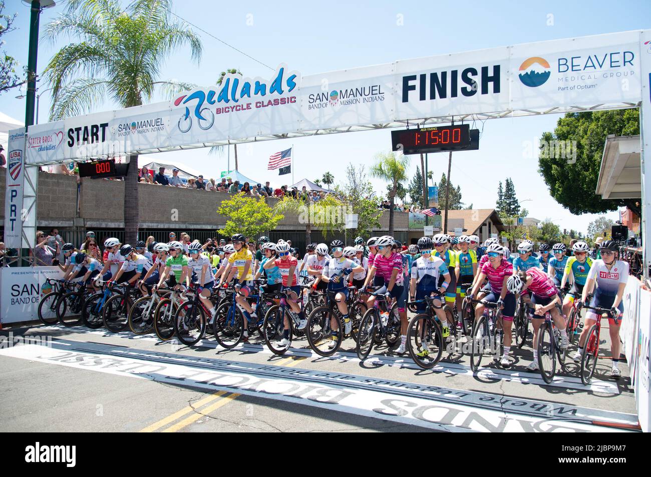 Der Start des Frauenkriteriums, Etappe 4 des Redlands Classic Stage Race 2022. Stockfoto