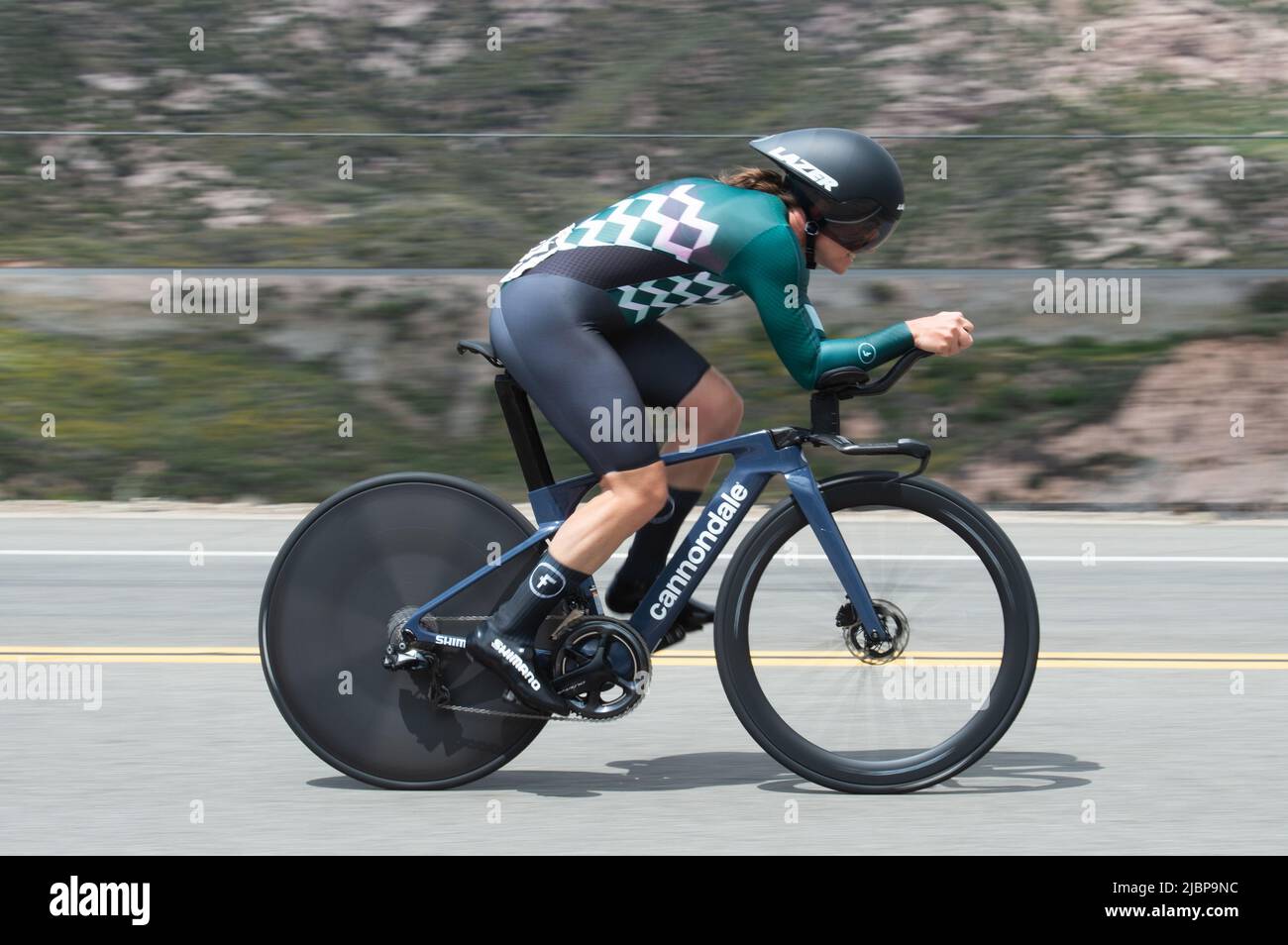 Radsportlerinnen, die während der Zeitfahrphase des Redlands Classic-Etappenrennens in Redlands, CA, antreten. Stockfoto