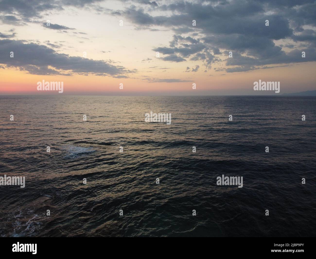 Farbenfroher Horizont über dem Meer von einer Drohne. Stockfoto