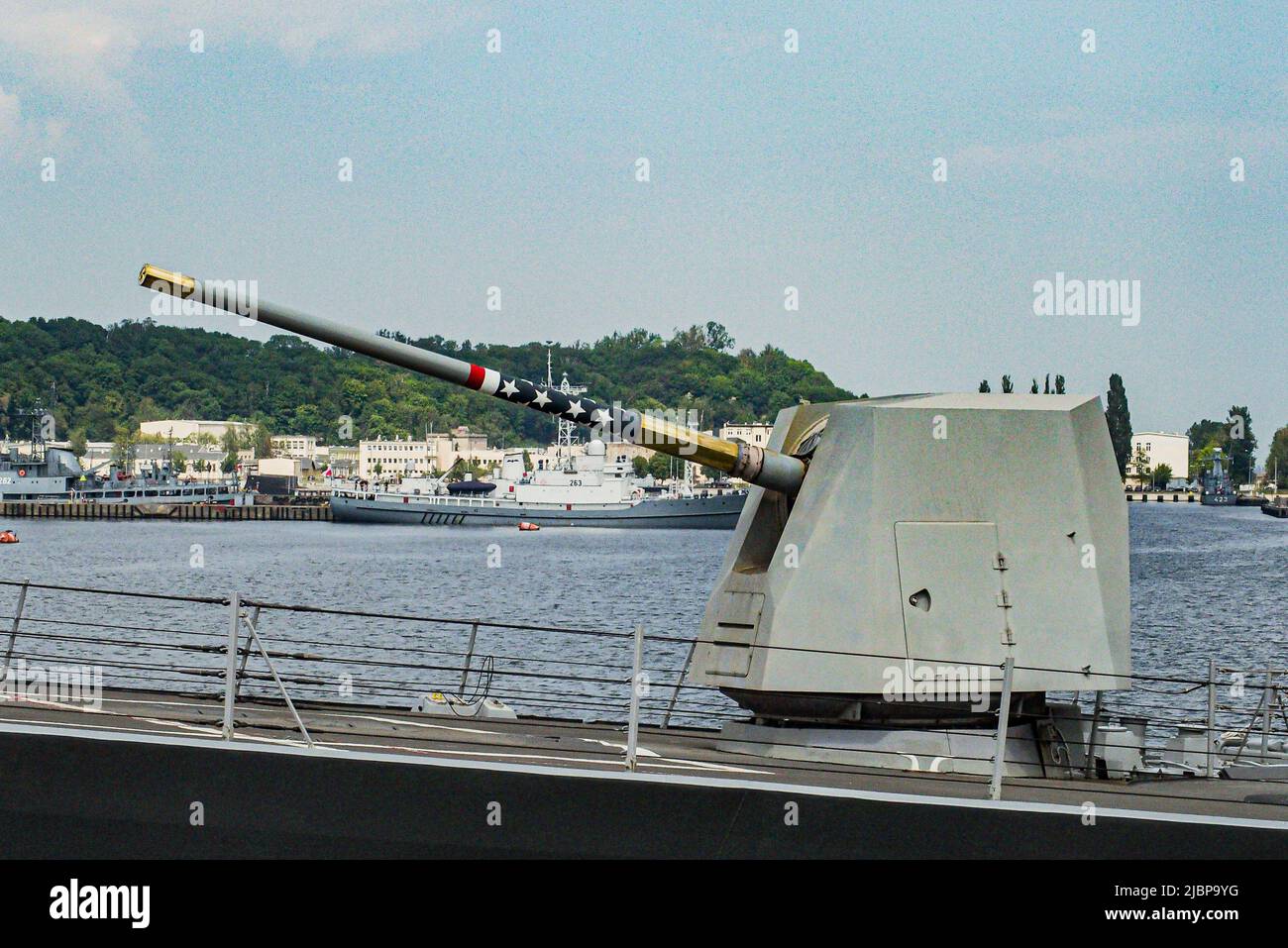 Gdynia, Gdynia, Polen. 7.. Juni 2022. Der Arleigh Burke-Klasse Lenkrakenzerstörer USS Gravely (DDG 107) kam in Gdynia, Polen, zu einem Hafenbesuch an, um die Partnerschaft zwischen den Vereinigten Staaten und Polen zu stärken und ein robustes, vereintes und fruchtbares NATO-Bündnis zu ermöglichen. (Bild: © Bianca Otero/ZUMA Press Wire) Stockfoto