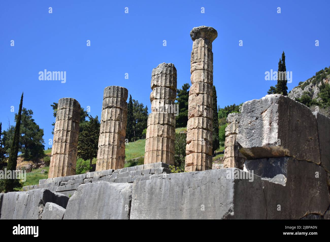 Antike Ruinen aus archäologischem Gebiet in Delphi, einer Stadt in Griechenland. Stockfoto