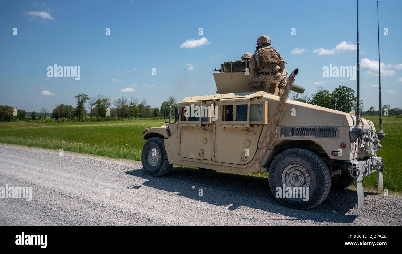 Eine US-Marine, die dem kombinierten Anti-Armor-Team, Weapons Company, 3. Bataillon, 23. Marine Regiment, 4. Marine Division, Feuert ein Maschinengewehr von M240B, das auf einem Humvee montiert ist, während einer Missionsübung in Fort Campbell, Kentucky, am 19. Mai 2022. Weapons Company traf sich mit anderen Einheiten des 3. Bataillons und des 23. Marine Regiments in Fort Campbell zu einer Missionsprobenübung, um sich auf die bevorstehende integrierte Trainingsübung 4-22 im Sommer 2022 vorzubereiten. Das kombinierte Anti-Armor Team Marines führte Maschinengewehrbereiche und Konvoi-Operationen mit schnellen Reaktionsübungen durch. (USA Mari Stockfoto