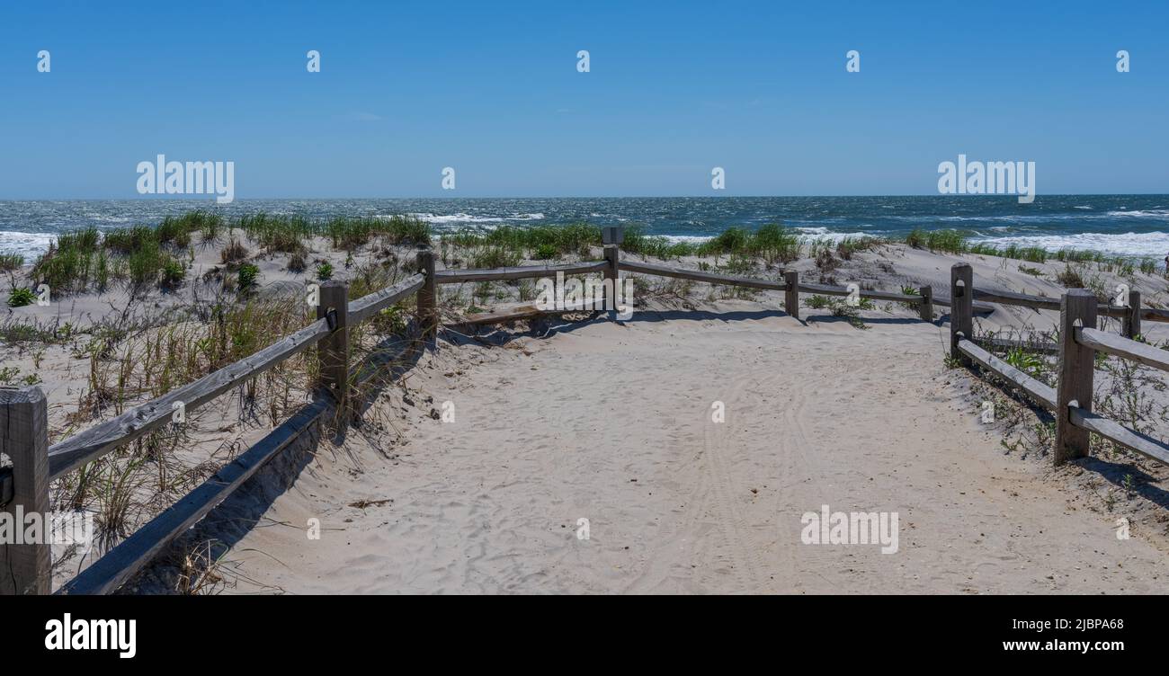 Atlantischer Ozean Strand Hintergrund mit Pfad über die Dünen und Split Rail Zaun Stockfoto