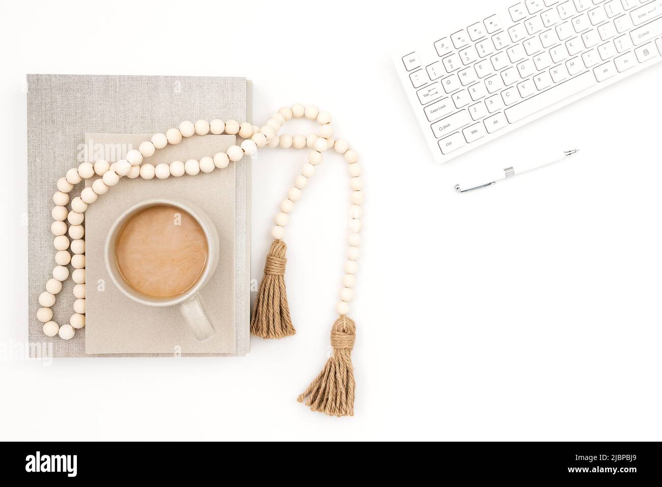 Minimalistischer Schreibtisch Im Boho-Stil Stockfoto