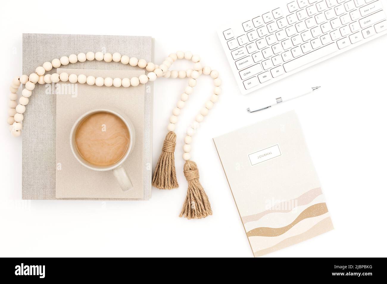 Minimalistischer Schreibtisch Im Boho-Stil Stockfoto