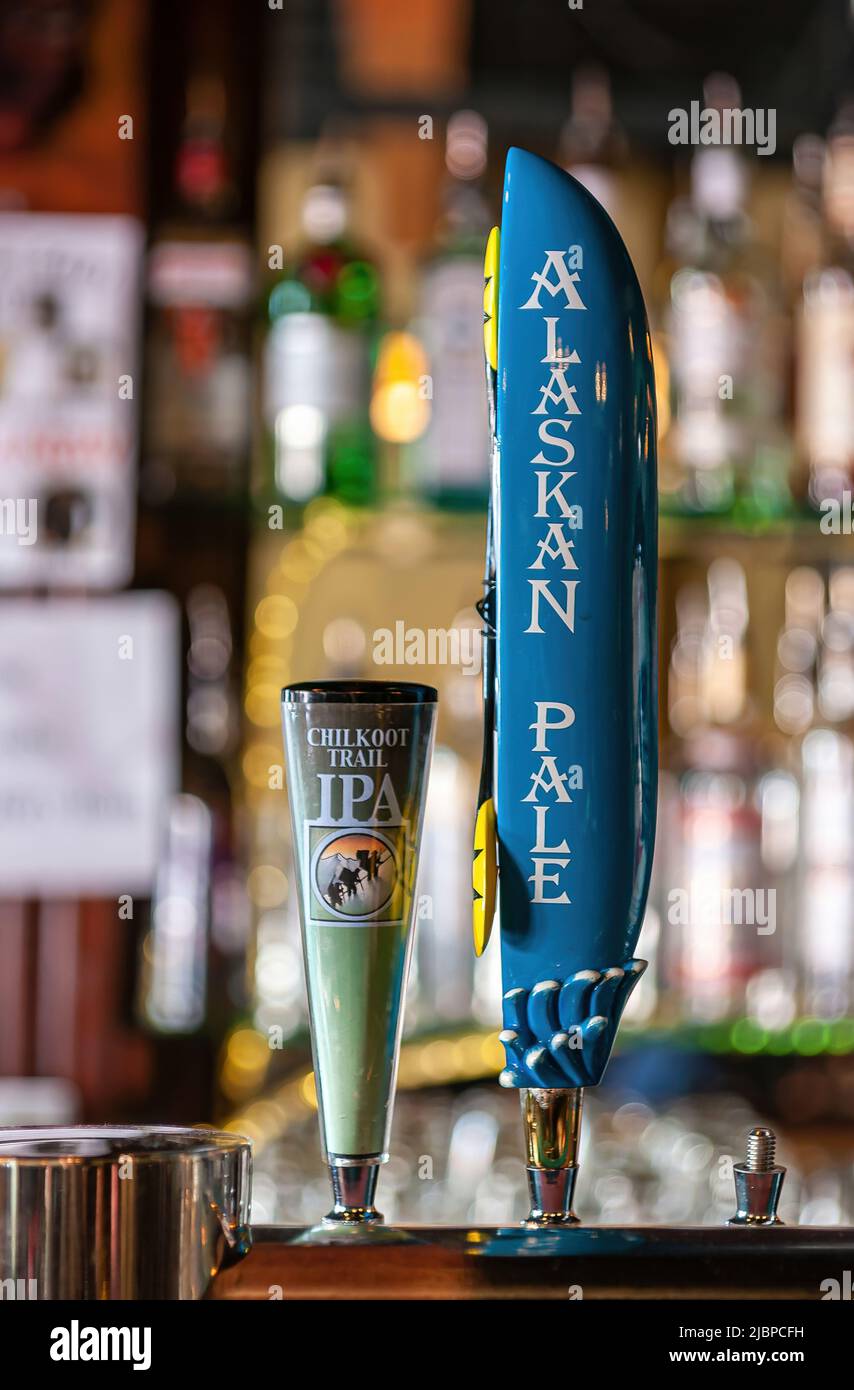 Skagway, Alaska, USA - 20. Juli 2011: Nahaufnahme von 2 taphandles in der Skagway Brewing Company Bar am Broadway mit Alaskan Pale und Chilkoot Trail IPA Stockfoto