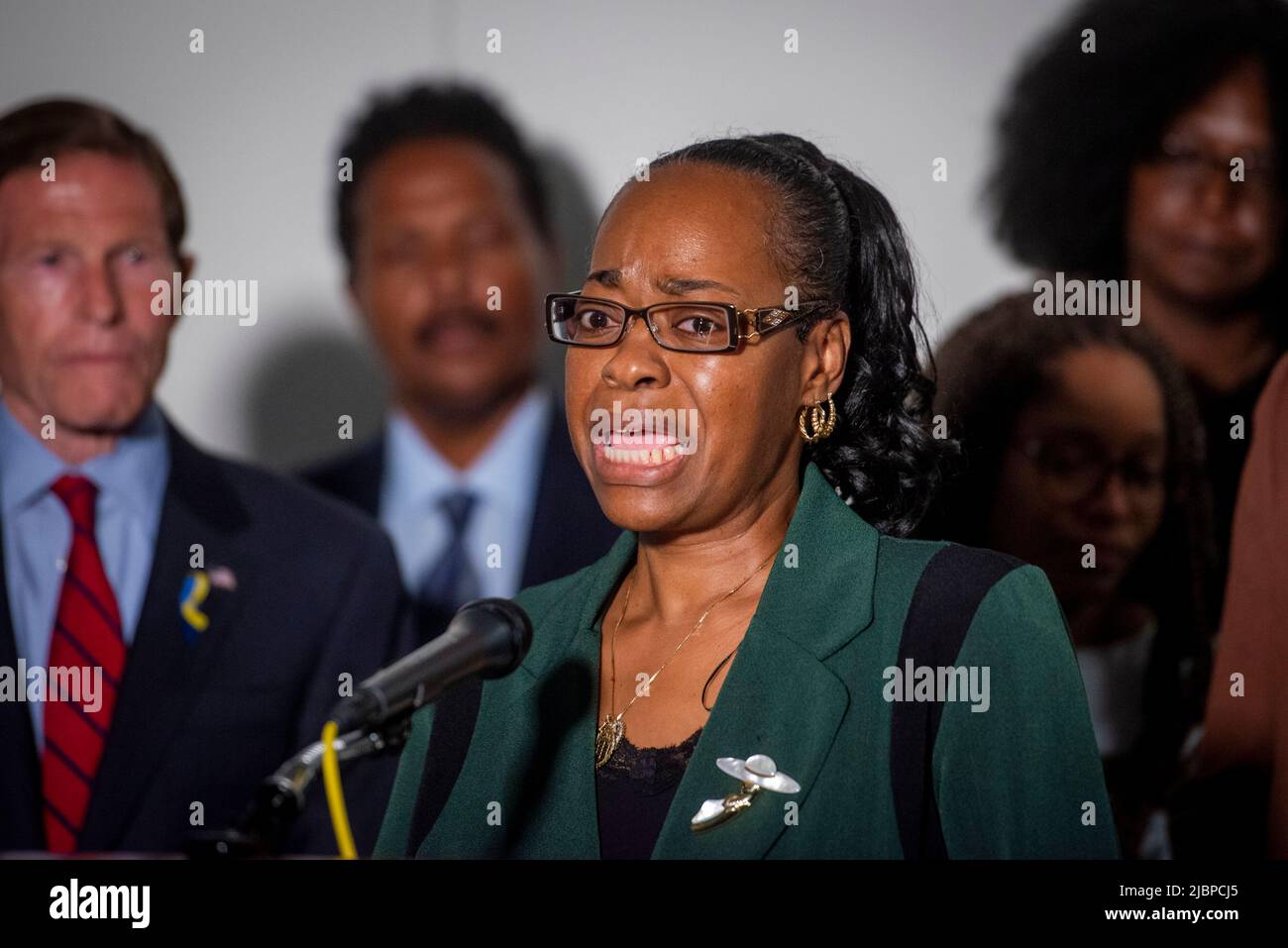 Kimberly Salter, links, Ehefrau von Tops Security Guard Aaron Salter, Jr., Der in Buffalo, New York, verstorben ist, gibt am Dienstag, den 7. Juni 2022, im Hart Senate Office Building in Washington, DC, im Anschluss an eine Anhörung des Senatsausschusses zur Untersuchung der Bedrohung durch den inländischen Terrorismus nach dem Buffalo-Angriff eine Stellungnahme ab. Kredit: Rod Lampey/CNP Stockfoto
