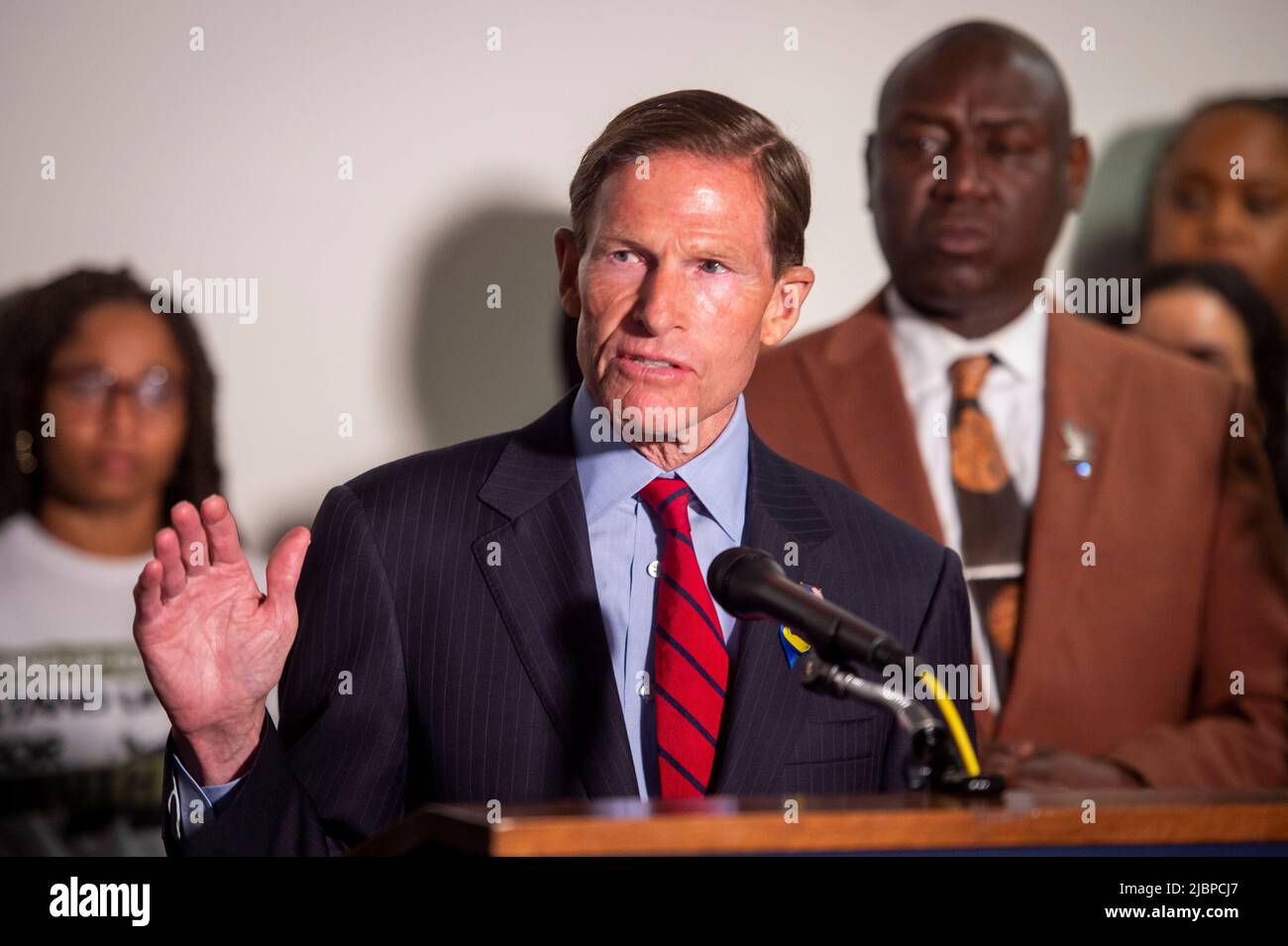 Rechtsanwalt Ben Crump, rechts, hört zu, während der Senator der Vereinigten Staaten, Richard Blumenthal (Demokrat von Connecticut), am Dienstag, den 7. Juni 2022, im Hart Senate Office Building in Washington, DC, auf einer Pressekonferenz im Anschluss an eine Anhörung des Senats zur Untersuchung der Bedrohung durch den inländischen Terrorismus nach dem Buffalo-Angriff eine Stellungnahme abgibt. Kredit: Rod Lampey/CNP Stockfoto