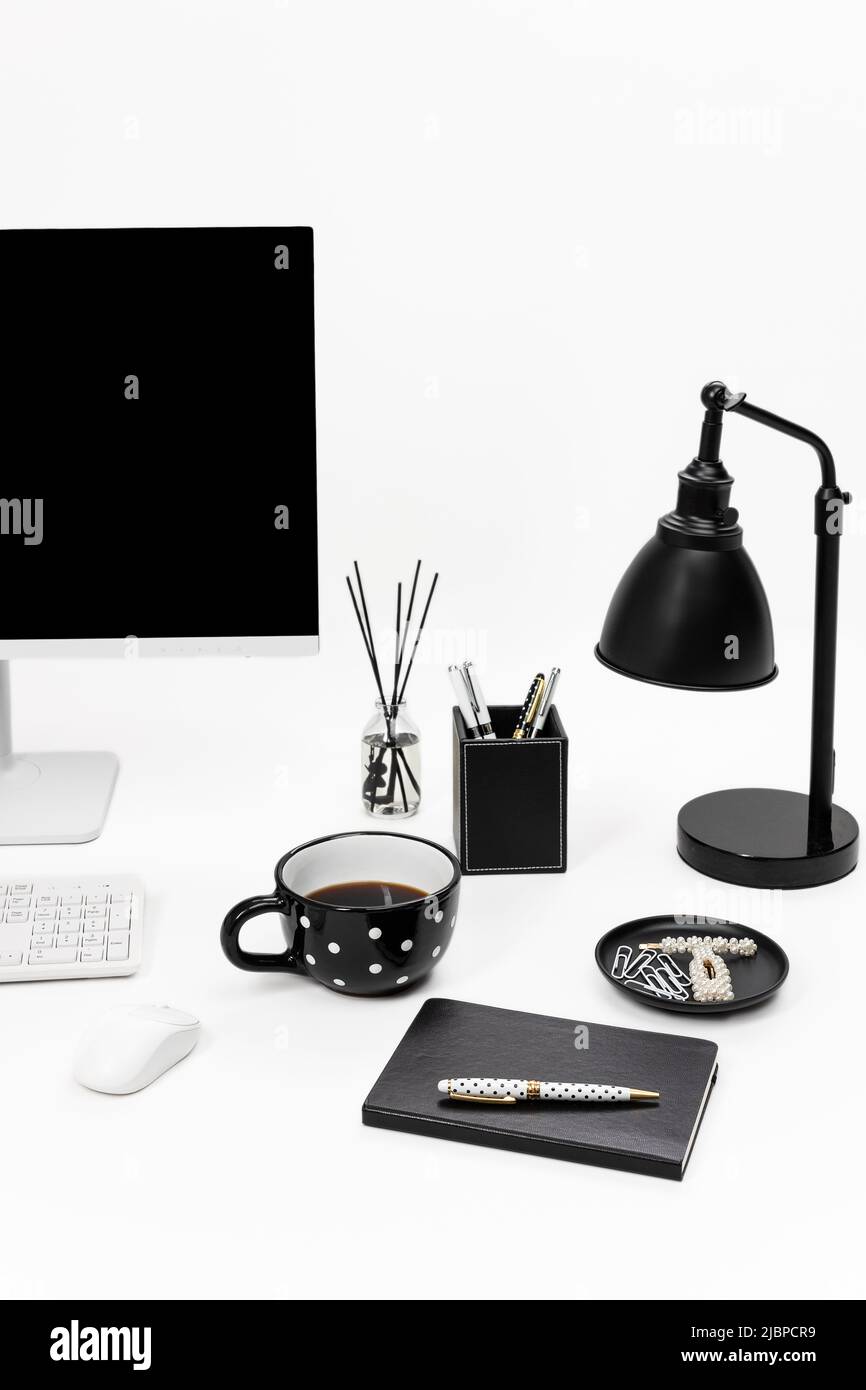 Schreibtisch im Schwarzweiß-Stil Stockfoto