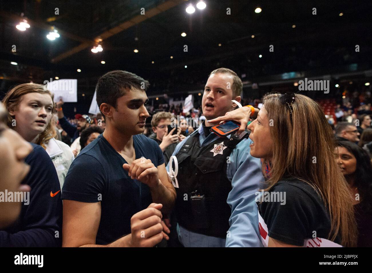 Demonstranten und Unterstützer von Donald Trump argumentieren, nachdem eine Trump-Kundgebung an der University of Illinois in Chicago am 11. März 2016 aufgrund von „Sicherheitsbedenken“ von Trumps Team abgesagt wurde. Stockfoto