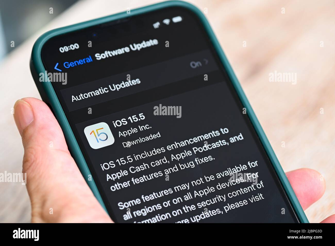 IPhone 13 Pro mit iOS 15,5 Logo auf dem Bildschirm Nahaufnahme, neues Betriebssystem 2022 auf iPhone Apple-Geräten Unterversion ios 15 zum Download Updates : B Stockfoto