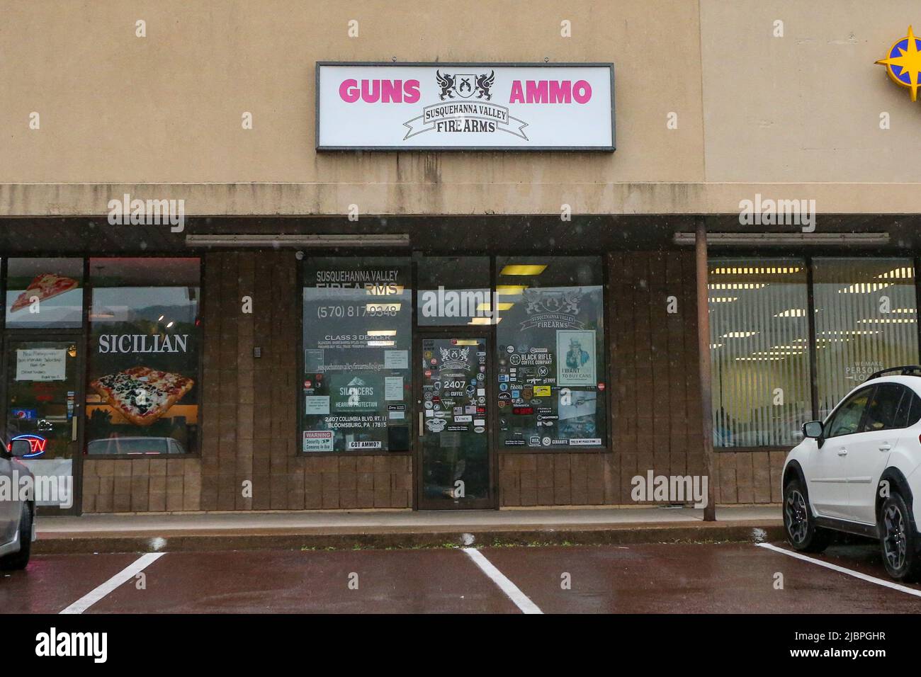 Bloomsburg, Usa. 07.. Juni 2022. Der Susquehanna Valley Firearms Store ist am 7. Juni 2022 in einem Einkaufszentrum in der Nähe von Bloomsburg, Pennsylvania, zu sehen. Quelle: SIPA USA/Alamy Live News Stockfoto