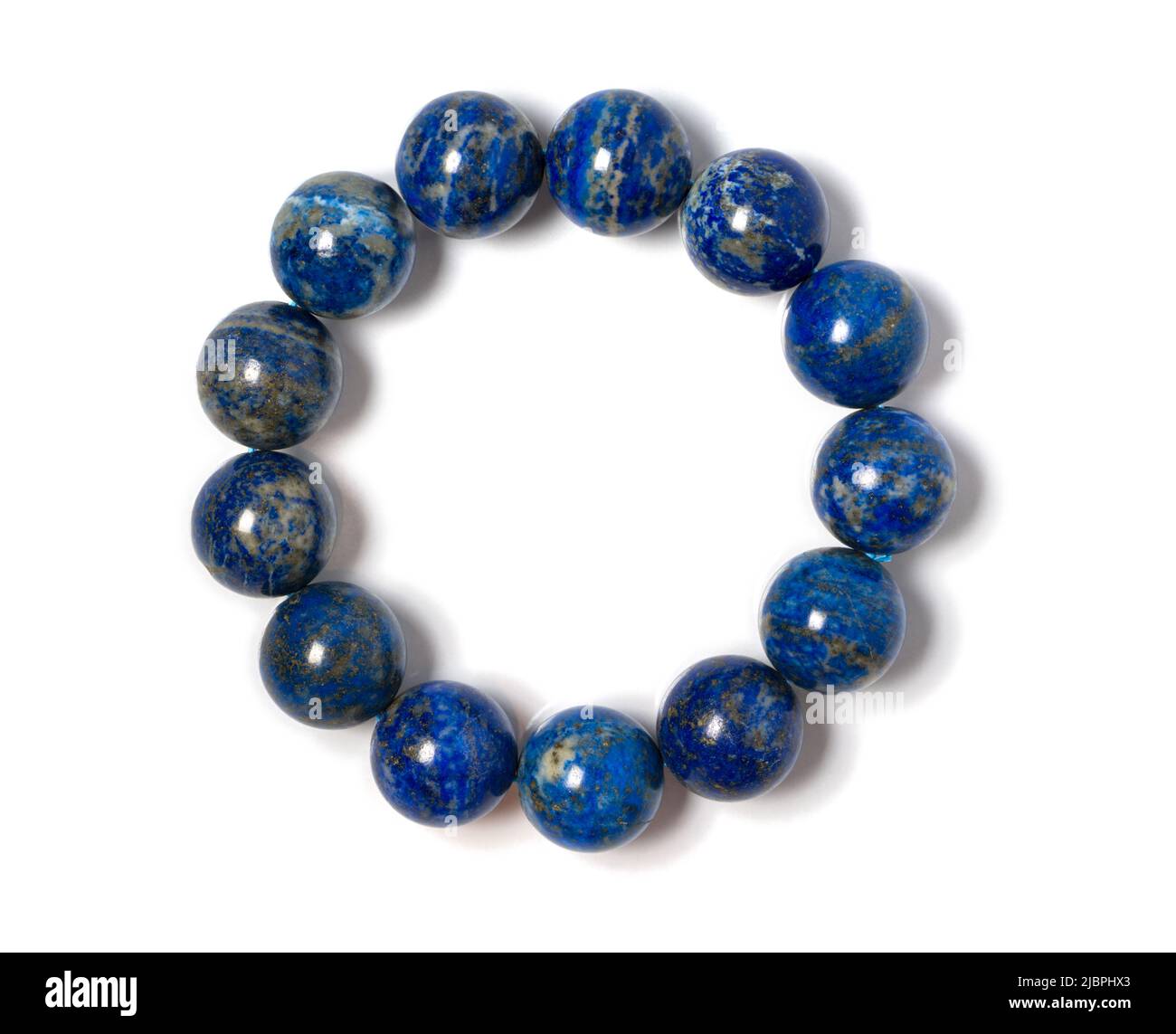 Lapislazuli Schmuck oder Edelsteine Armband auf weißem Hintergrund. Kollektion von natürlichen Edelsteinen Accessoires. Studioaufnahme Stockfoto