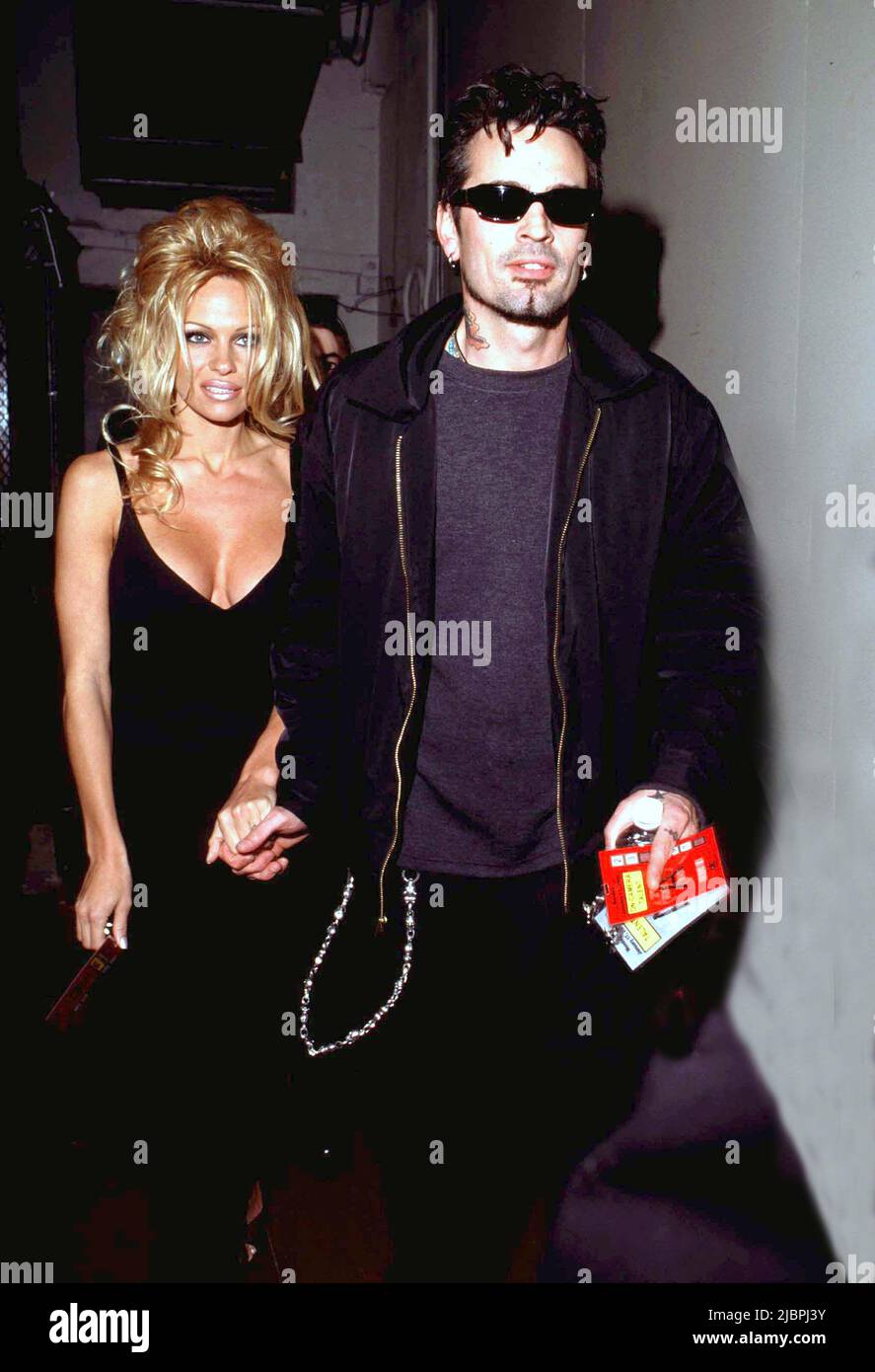 Pamela Anderson & Tommy Lee bei der Ankunft bei den Annual American Music Awards 2000 27. Credit: Ron Wolfson / MediaPunch Stockfoto